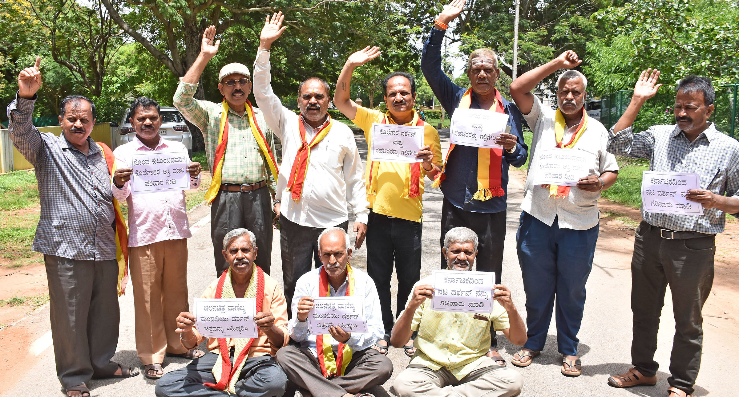 ‘ರೇಣುಕಸ್ವಾಮಿ ಕೊಲೆ ಪ್ರಕರಣದಲ್ಲಿ ಭಾಗಿಯಾದ ದರ್ಶನ್‌ ಹಾಗೂ ಅವರ ಸಹಚರರನ್ನು ಗಲ್ಲಿಗೇರಿಸಬೇಕು’ ಎಂದು ಒತ್ತಾಯಿಸಿ ಮೈಸೂರು ಕನ್ನಡ ವೇದಿಕೆ ಪದಾಧಿಕಾರಿಗಳು ಶುಕ್ರವಾರ ಹಳೇ ಜಿಲ್ಲಾಧಿಕಾರಿ ಕಚೇರಿ ಮುಂಭಾಗ ಪ್ರತಿಭಟಿಸಿದರು