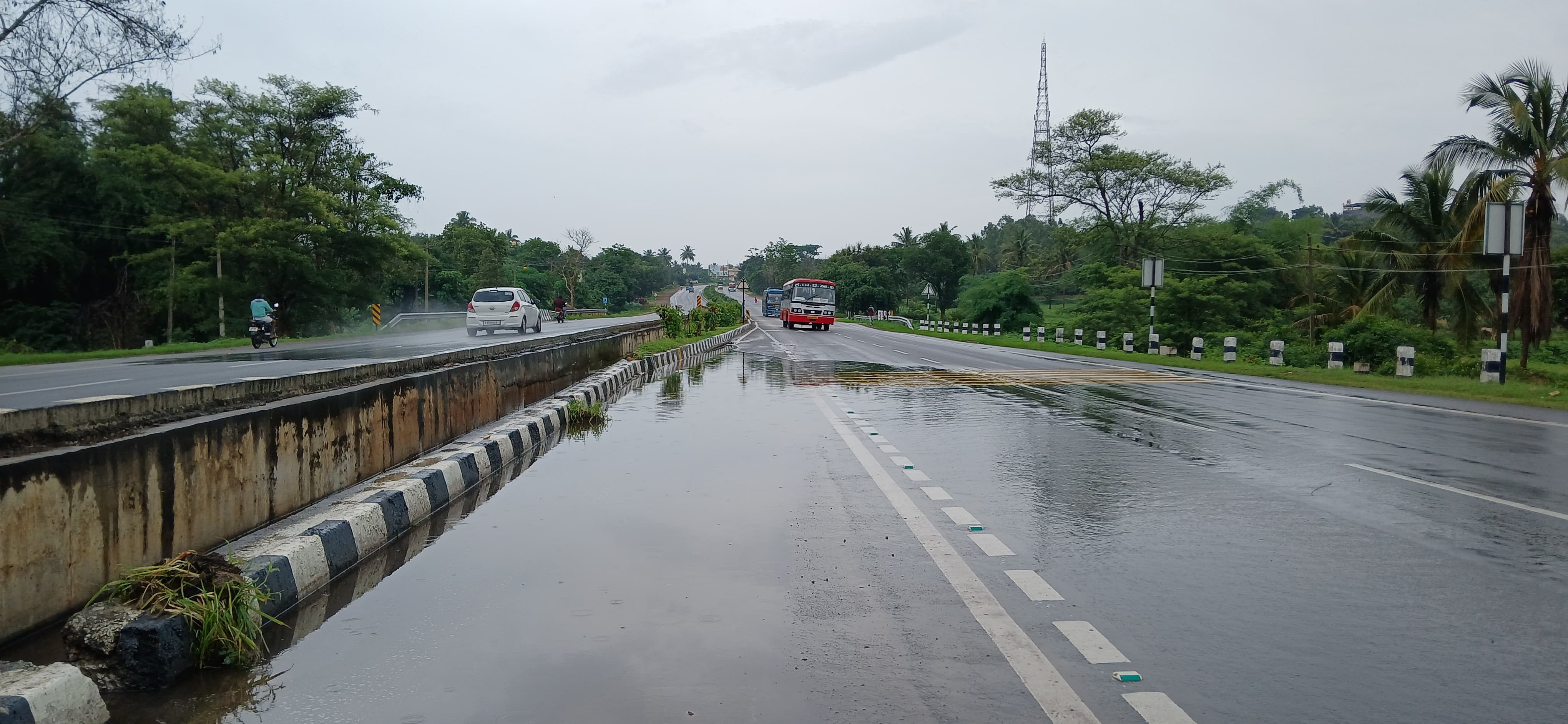 ಶುಕ್ರವಾರ ಮಧ್ಯಾಹ್ನ ಸುರಿದ ಮಳೆಗೆ ಹೋಬಳಿಯ ರಾಷ್ಟ್ರೀಯ ಹೆದ್ದಾರಿ 75 ರಲ್ಲಿ ನೀರು ನಿಂತಿತ್ತು.