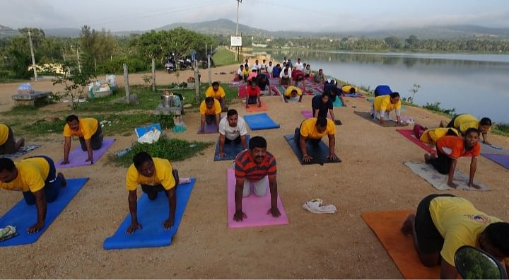 ಯೋಗಾಭ್ಯಾಸ ಮಾಡುತ್ತಿರುವುದು