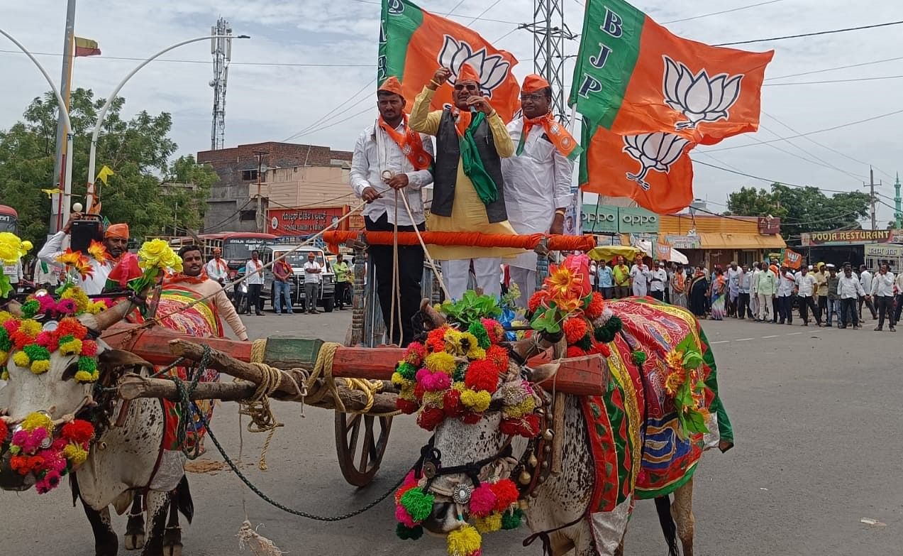 ಔರಾದ್ ಪಟ್ಟಣದಲ್ಲಿ ಪೆಟ್ರೋಲ್ ಹಾಗೂ ಡೀಸೆಲ್ ಬೆಲೆ ಏರಿಕೆ ವಿರುದ್ಧ ಶಾಸಕ ಪ್ರಭು ಚವಾಣ್ ಮತ್ತಿತರರು ಎತ್ತಿನ ಬಂಡಿ ಏರಿ ಪ್ರತಿಭಟನೆ ನಡೆಸಿದರು