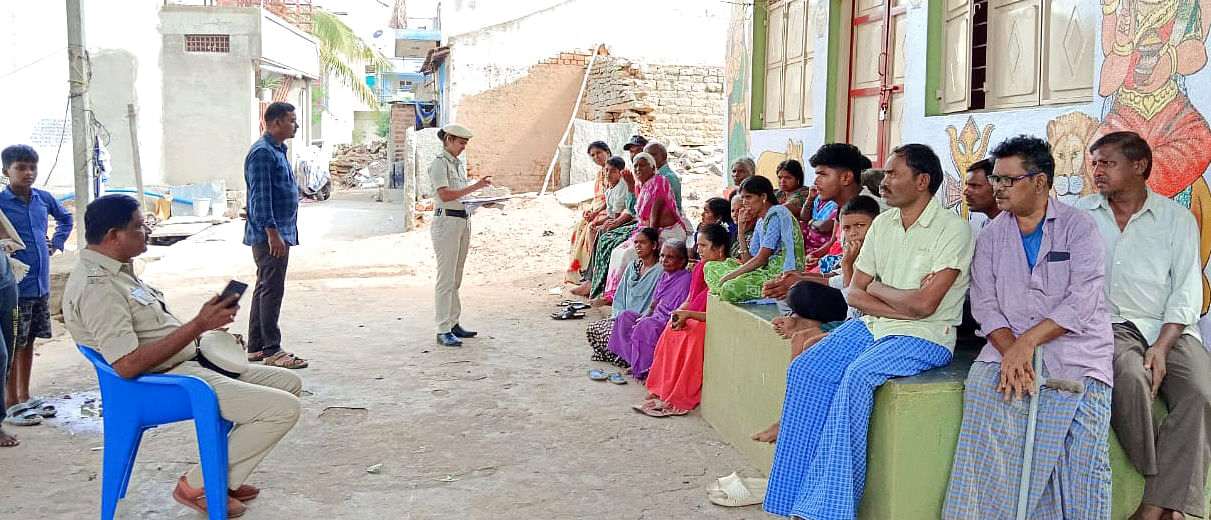 ವೈ.ಎನ್.ಹೊಸಕೋಟೆ ಗ್ರಾಮದಲ್ಲಿ ಪೋಲೀಸರು ಸಾರ್ವಜನಿಕರಿಗೆ ಕಾನೂನು ತಿಳುವಳಿಕೆ ನೀಡಿದರು