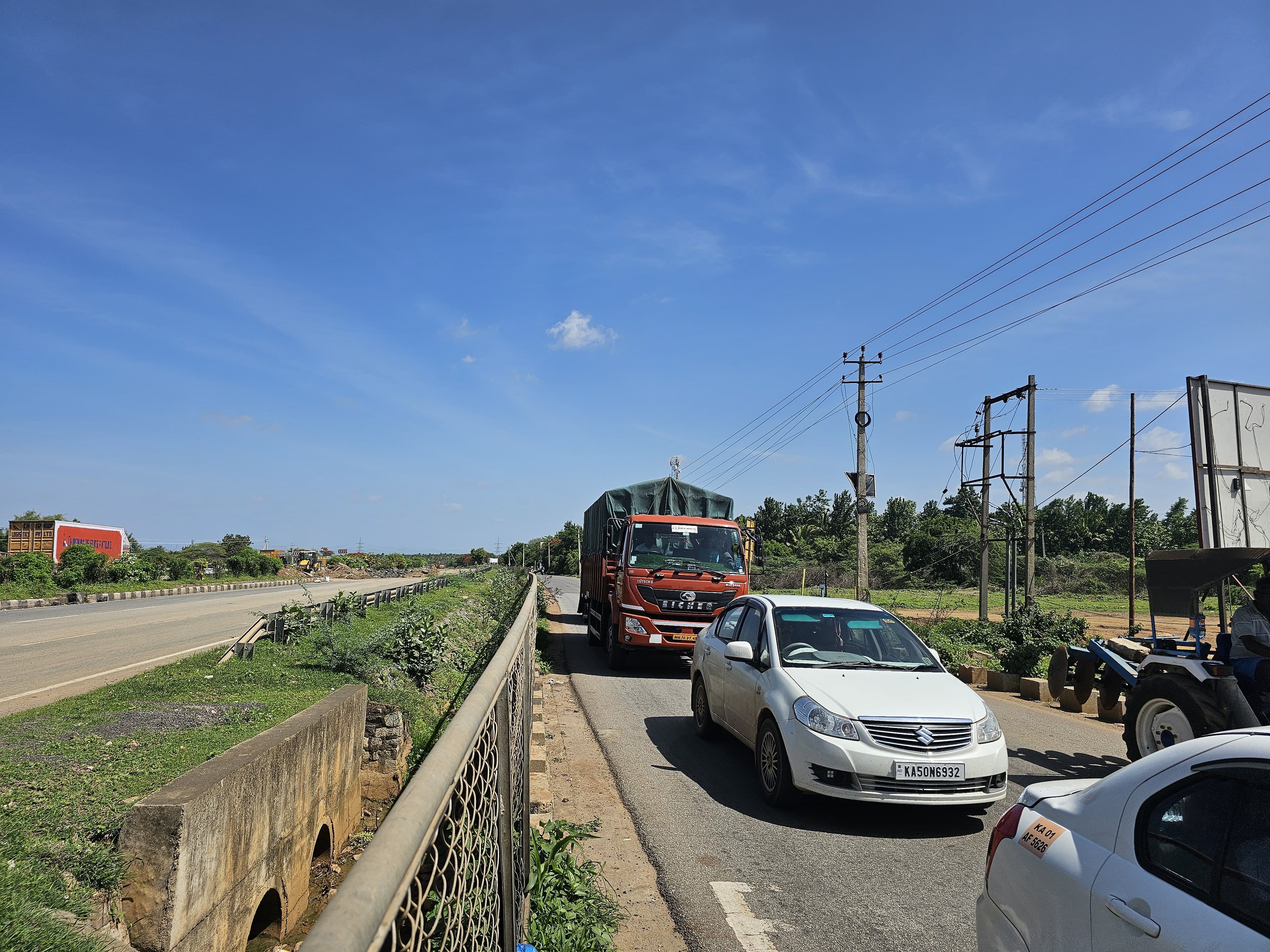 ಸೇವಾ ರಸ್ತೆ ಕಿರಿದಾಗಿದ್ದು ವಾಹನಗಳ ಸಂಚಾರಕ್ಕೆ ಸಮಸ್ಯೆಯಾಗಿರುವುದು