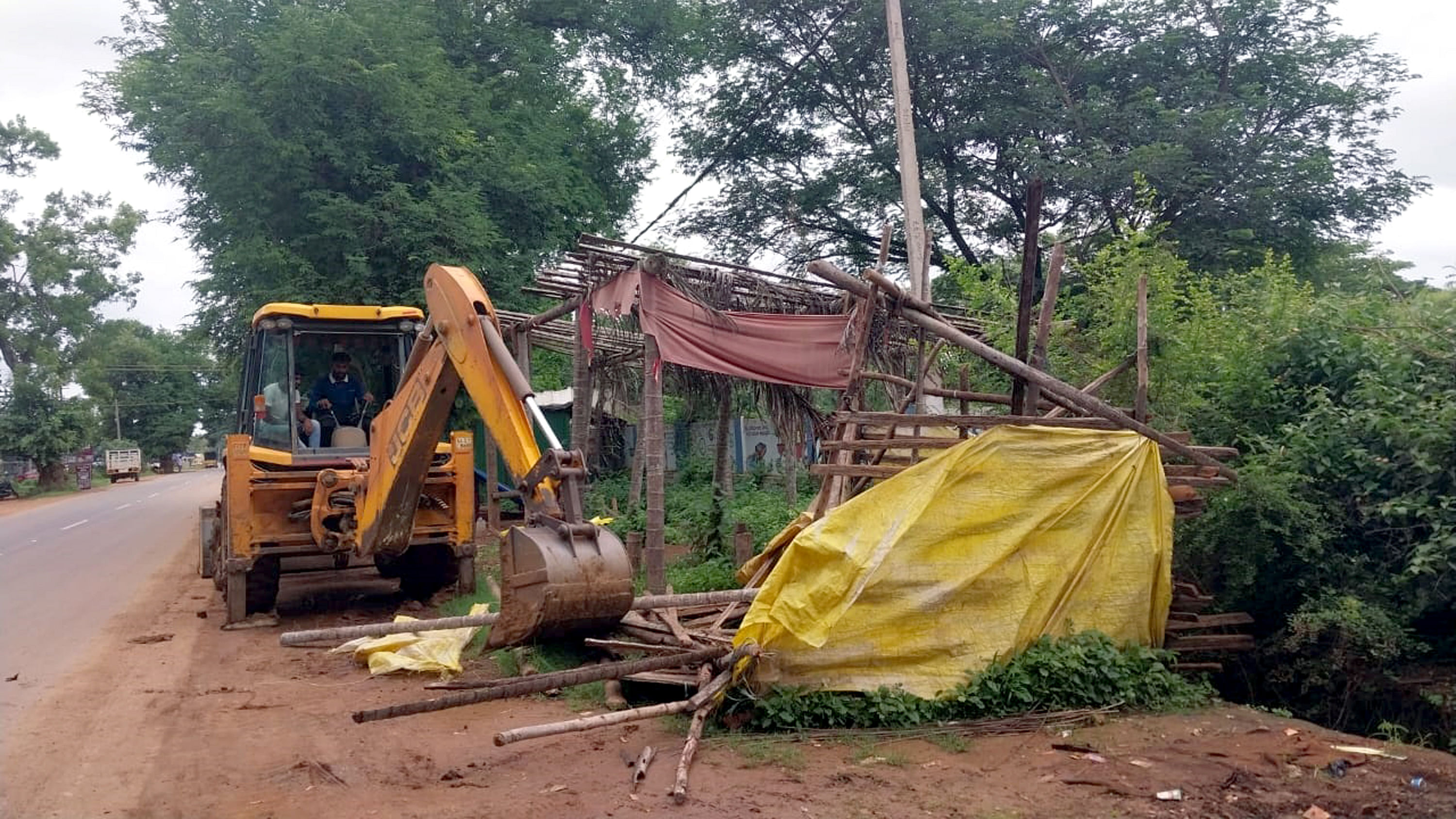 ಹೊಳೆಹೊನ್ನೂರು ಸಮೀಪದ ಹೊಳಲೂರು ಗ್ರಾಮದಲ್ಲಿ ಅಕ್ರಮವಾಗಿ ನಿರ್ಮಿಸಿದ್ದ ಮದ್ಯ ಮಾರಾಟದ ಶೆಡ್ ಅನ್ನು ಶನಿವಾರ ತೆರವುಗೊಳಿಸಲಾಯಿತು