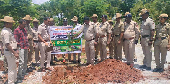 ಧರ್ಮಪುರ ಸಮೀಪದ ಅಬ್ಬಿನಹೊಳೆ ಪೊಲೀಸ್ ಠಾಣೆ ಆವರಣದಲ್ಲಿ ವಿಶ್ವ ಪರಿಸರ ದಿನಾಚರಣೆ ಅಂಗವಾಗಿ ಬುಧವಾರ ಸಿಪಿಐ ಷಣ್ಮುಖಪ್ಪ ಗಿಡ ನೆಟ್ಟರು