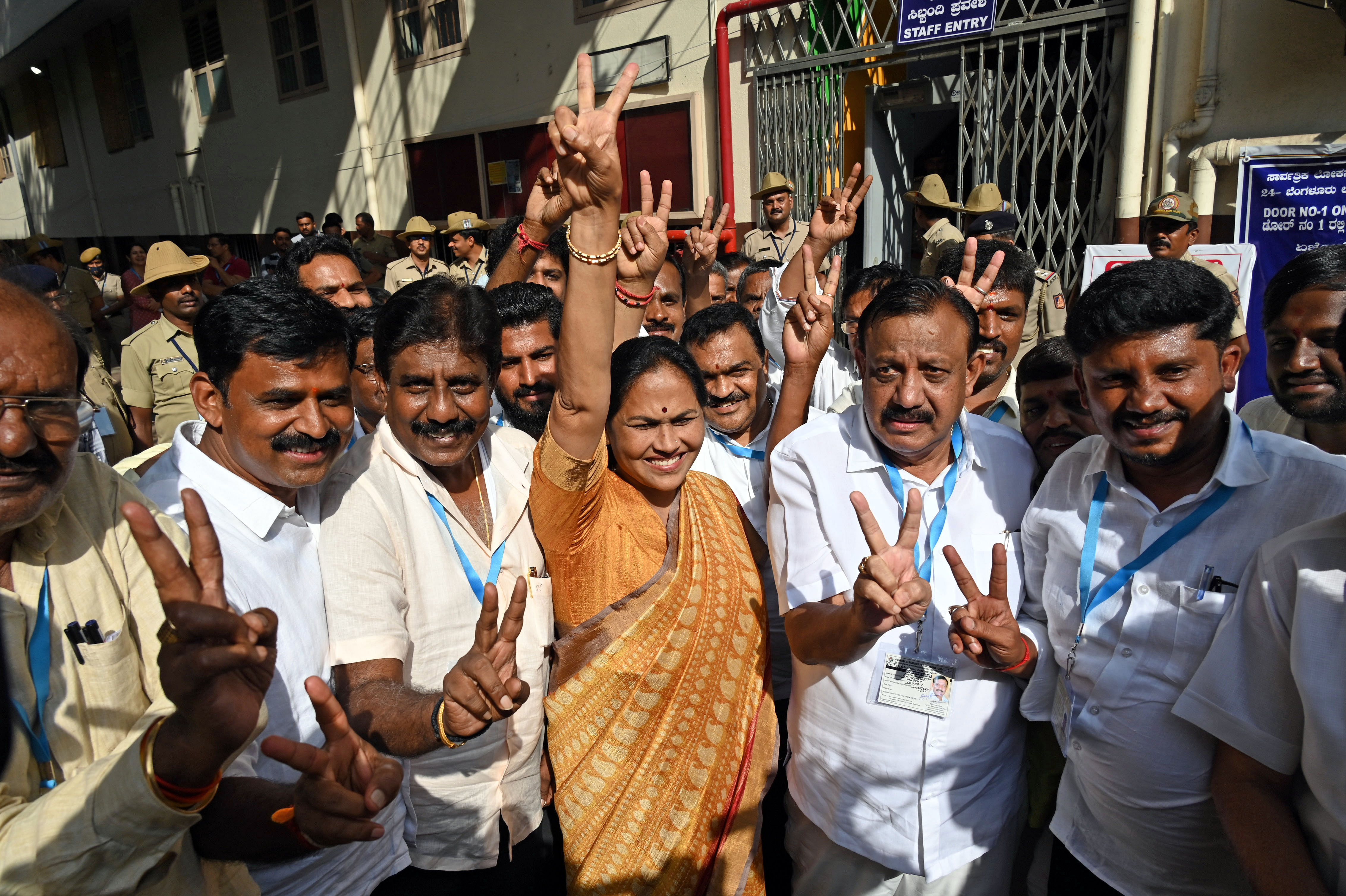 ಬೆಂಗಳೂರು ಉತ್ತರ ಲೋಕಸಭಾ ಕ್ಷೇತ್ರದಲ್ಲಿ ಜಯಗಳಿಸಿದ ಬಿಜೆಪಿ ಅಭ್ಯರ್ಥಿ ಶೋಭಾ ಕರಂದ್ಲಾಜೆ ಅವರು ವಿಜಯದ ಸಂಕೇತ ತೋರಿಸಿ ಕಾರ್ಯಕರ್ತರೊಂದಿಗೆ ಸಂಭ್ರಮಿಸಿದರು. ಪ್ರಜಾವಾಣಿ ಚಿತ್ರ/ಪುಷ್ಕರ್‌ ವಿ.