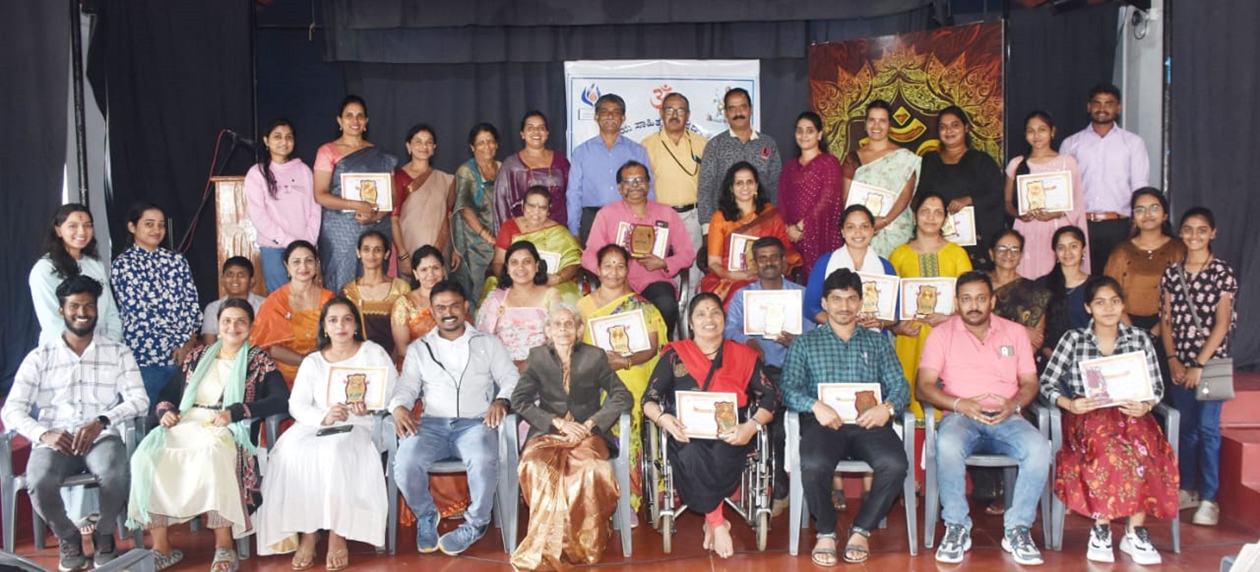 ಕವಿಗೋಷ್ಠಿಯಲ್ಲಿ ಕವನ ವಾಚಿಸಿದ ಎಲ್ಲರೂ ಖುಷಿಯಿಂದ ಫೋಟೊ ತೆಗೆಸಿಕೊಂಡರು