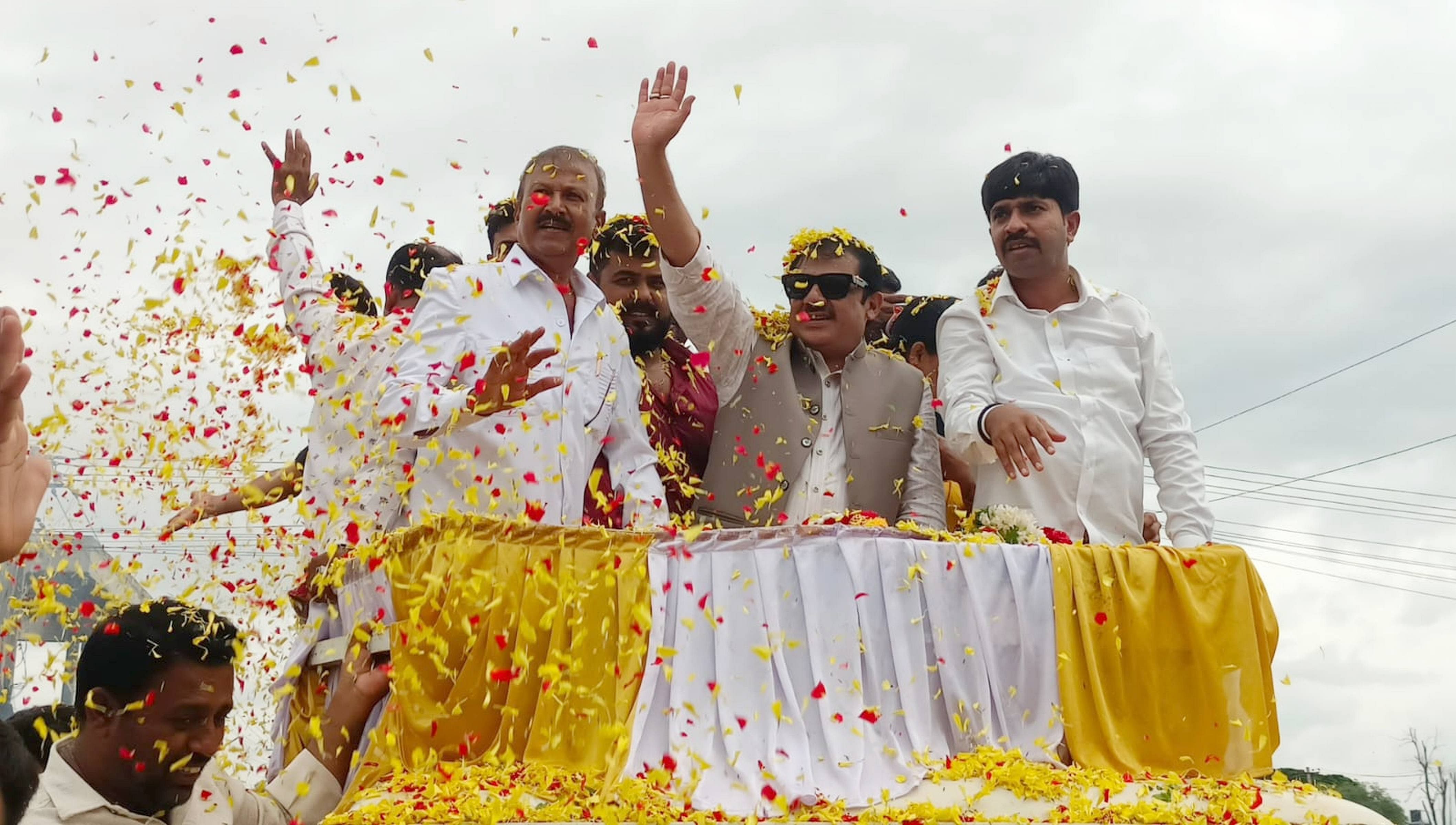 ಮಂಡ್ಯ ನಗರದ ಬೀಡಿ ಕಾಲೊನಿಗೆ ಭಾನುವಾರ ಭೇಟಿ ನೀಡಿದ ವಸತಿ ಸಚಿವ ಜಮೀರ್‌ ಅಹಮದ್‌ ಖಾನ್‌ ಅವರಿಗೆ ಪಕ್ಷದ ಕಾರ್ಯಕರ್ತರು ಮತ್ತು ಬೆಂಬಲಿಗರು ಹೂಗಳನ್ನು ಎರಚಿ ಸ್ವಾಗತ ಕೋರಿದರು  –ಪ್ರಜಾವಾಣಿ ಚಿತ್ರ 