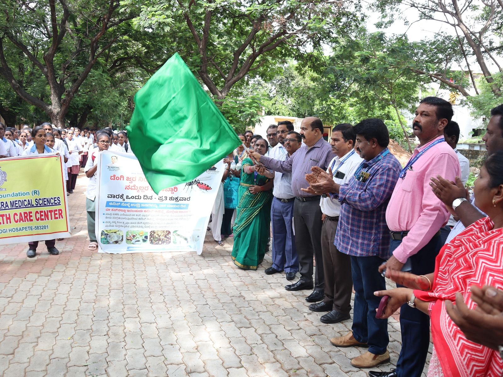 ಡೆಂಗಿ ಜ್ವರಕ್ಕೆ ಕಾರಣವಾಗುವ ಸೊಳ್ಳೆ ಉತ್ಪತ್ತಿ ತಾಣಗಳನ್ನು ನಾಶಪಡಿಸುವ ಅಭಿಯಾನಕ್ಕೆ ಹೊಸಪೇಟೆಯಲ್ಲಿ ಜಿಲ್ಲಾ ಪಂಚಾಯಿತಿ ಸಿಇಒ ಸದಾಶಿವ ಪ್ರಭು ಬಿ. ಶುಕ್ರವಾರ ಚಾಲನೆ ನೀಡಿದರು