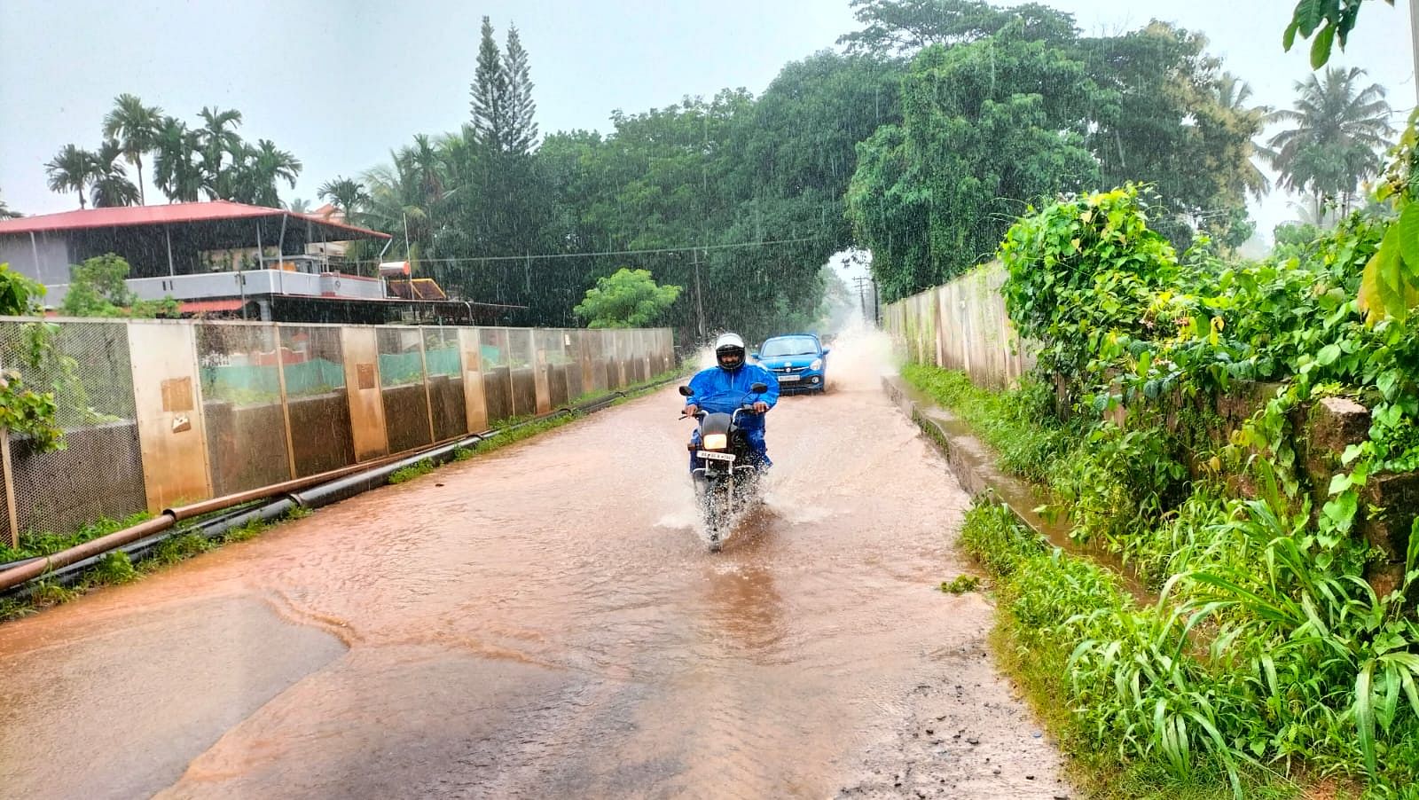 ಉಡುಪಿಯ ಕುಕ್ಕಿಕಟ್ಟೆ ಬಳಿ ಭಾರಿ ಮಳೆಗೆ ರಸ್ತೆಯಲ್ಲಿ ನೀರು ಸಂಗ್ರಹಗೊಂಡಿತ್ತು.