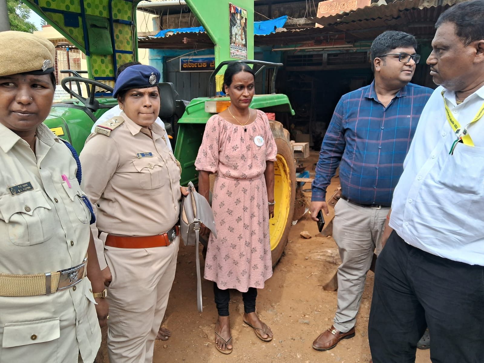 ಹೊನ್ನಾಳಿ ತಾಲ್ಲೂಕು ಪಂಚಾಯಿತಿ ಕಚೇರಿ ಪಕ್ಕದಲ್ಲಿ ಪಕ್ಷೇತರ ಅಭ್ಯರ್ಥಿ ಎಸ್.ಪಿ. ದಿನೇಶ್ ಪರ ಹಣ ಹಂಚಿಕೆ ಆರೋಪದ ಮೇಲೆ ಅವರನ್ನು ಹಿಡಿದು ವಿಚಾರಣೆ ನಡೆಸುತ್ತಿರುವ ಉಪವಿಭಾಗಾಧಿಕಾರಿ, ಪಿಎಸ್‍ಐ ಹಾಗೂ ತಹಶೀಲ್ದಾರ್, ಎಂ.ಜಿ. ಶಶಿಕಲಾ ಅವರ ಎದೆಯ ಮೇಲೆ ಎಸ್.ಪಿ. ದಿನೇಶ್ ಭಾವಚಿತ್ರವಿರುವ ಬ್ಯಾಡ್ಜ್ ನ್ನು ಗಮನಿಸಬಹುದು.   