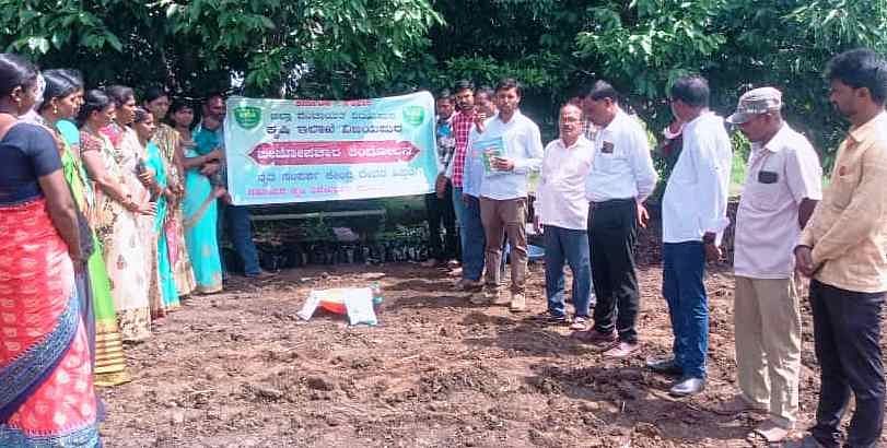 ದೇವರಹಿಪ್ಪರಗಿಯಲ್ಲಿ ಜರುಗಿದ ಬೀಜೋಪಚಾರ ಆಂದೋಲನದಲ್ಲಿ ಕೃಷಿ ಅಧಿಕಾರಿ ಸೋಮನಗೌಡ ಬಿರಾದಾರ ಮಾತನಾಡಿದರು 