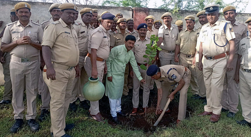  ಹರಪನಹಳ್ಳಿ ಪಟ್ಟಣದ ತಾಲ್ಲೂಕು ಕ್ರೀಡಾಂಗಣದಲ್ಲಿ ಜರುಗಿದ ಪರಿಸರ ದಿನಾಚರಣೆಯಲ್ಲಿ ಎಚ್.ಮಲ್ಲಿಕಾರ್ಜುನ್ ಸಸಿ ನೆಡುವ ಮೂಲಕ ಪರಿಸರ ದಿನಾಚರಣೆಗೆ ಚಾಲನೆ ನೀಡಿದರು.