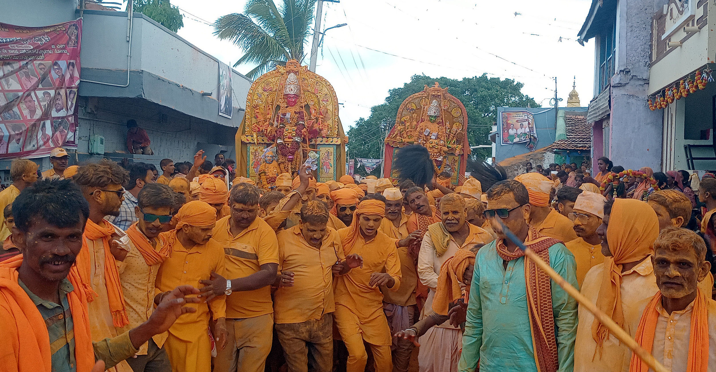 ರಾಮದುರ್ಗ ತಾಲ್ಲೂಕಿನ ತೋರಣಗಟ್ಟಿಯಲ್ಲಿ ಸುಮಾರು 9 ವರ್ಷಗಳ ಬಳಿಕ ಜರುಗಿದ ಗ್ರಾಮ ದೇವಿ ಜಾತ್ರೆಯಲ್ಲಿ ದೇವಿಯರು ಹೊನ್ನಾಟದ ಪ್ರದರ್ಶನ ಆಕರ್ಷಣೀಯವಾಗಿತ್ತು