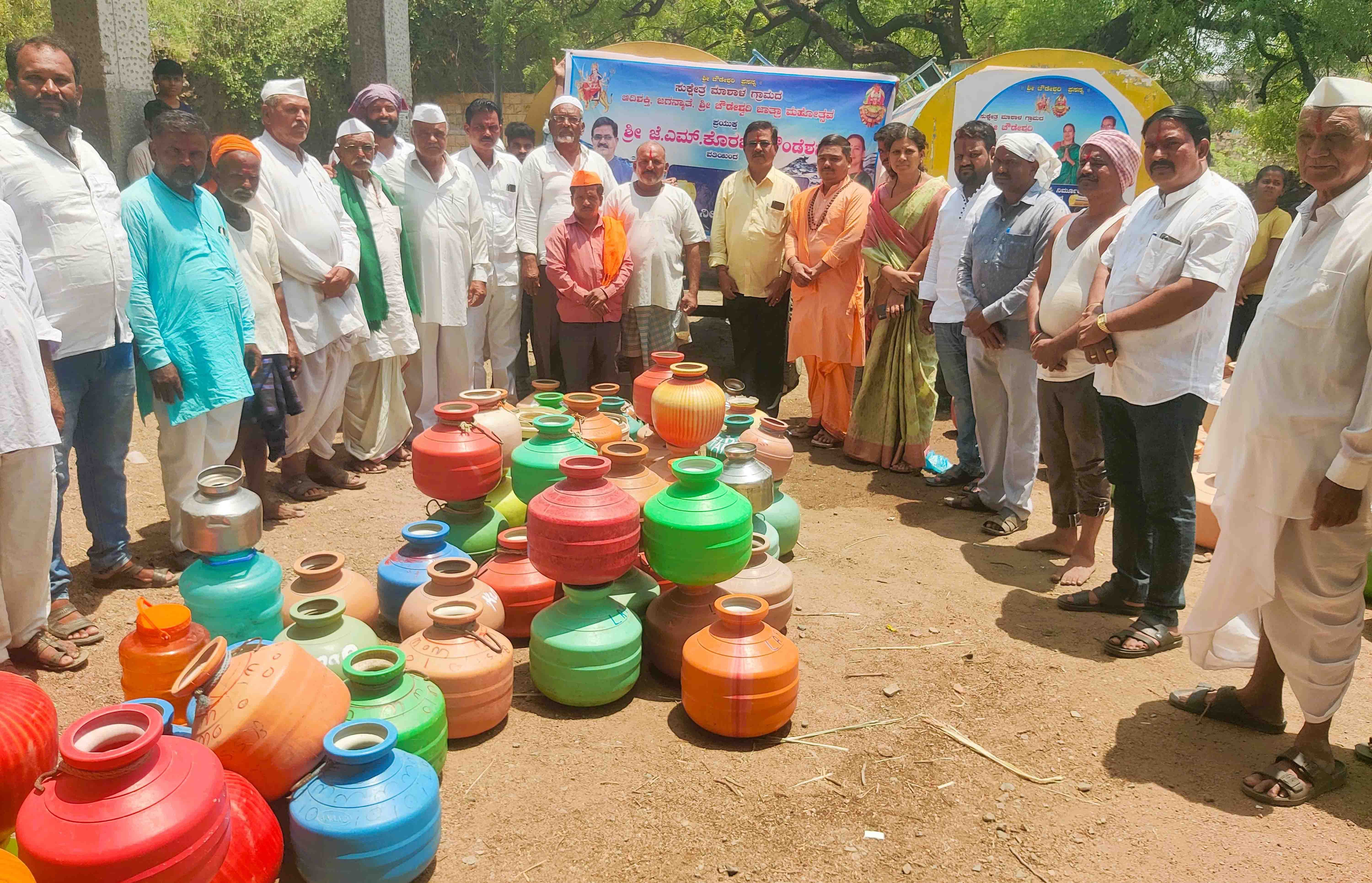 ಅಫಜಲಪುರ ತಾಲೂಕಿನ ಮಾಶಾಳ ಗ್ರಾಮದಲ್ಲಿ ಜೆ.ಎಂ.ಕೊರಬು ಫೌಂಡೇಶನ್‌ದಿಂದ ಟ್ಯಾಂಕರ್ ಮೂಲಕ ಕುಡಿಯುವ ನೀರು ಪೂರೈಕೆಗೆ ಮರುಳಾರಾಧ್ಯ ಶಿವಾಚಾರ್ಯರು ಚಾಲನೆ ನೀಡಿದರು. ಕೆಪಿಸಿಸಿ ಹಿಂದುಳಿದ ವರ್ಗಗಳ ರಾಜ್ಯ ಉಪಾಧ್ಯಕ್ಷ ಜೆ.ಎಂ.ಕೊರಬು ಉಪಸ್ಥಿತರಿದ್ದರು.