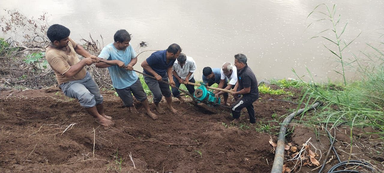 ಚಿಕ್ಕೋಡಿ ತಾಲ್ಲೂಕಿನ ಮಾಂಜರಿ ಗ್ರಾಮದಲ್ಲಿ ಕೃಷ್ಣಾ ನದಿಯಿಂದ ಪಂಪ್‌ಸೆಟ್ ಹೊರ ತೆಗೆಯಲು ರೈತರ ಹರಸಾಹಸ – ಪ್ರಜಾವಾಣಿ ಚಿತ್ರ