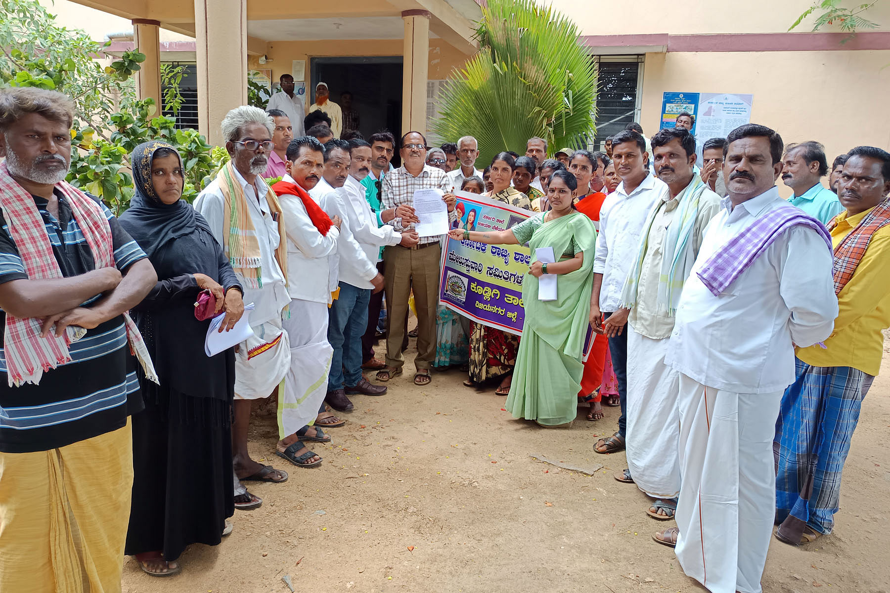 : ಕೂಡ್ಲಿಗಿ ತಾಲ್ಲೂಕಿನಲ್ಲಿ ಕೆಲವು ಶಿಕ್ಷಕರು ಸಮಯ, ಕರ್ತವ್ಯ ನಿಷ್ಠೆ ಪಾಲನೆ ಮಾಡುತ್ತಿಲ್ಲ. ಇಂತವರ ವಿರುದ್ಧ ಕ್ರಮ ಕೈಗೊಳ್ಳಬೇಕು ಎಂದು ಒತ್ತಾಯಿಸಿ ರಾಜ್ಯ ಶಾಲಾಭಿವೃದ್ಧಿ ಮತ್ತು ಮೇಲುಸ್ತುವಾರಿ ಸಮಿತಿಗಳ ಸಮನ್ವಯ ವೇದಿಕೆ ಸದಸ್ಯರು ಮಂಗಳವಾರ ಕ್ಷೇತ್ರ ಶಿಕ್ಷಣಾಧಿಕಾರಿಗೆ ಮನವಿ ಸಲ್ಲಿಸಿದರು.