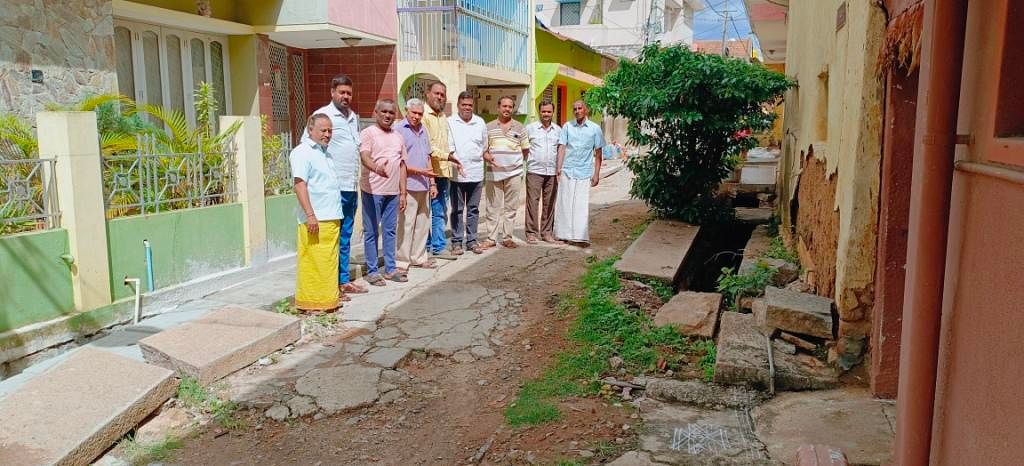 ಪೋಟೋ 11ಮಾಗಡಿ2: ಮಾಗಡಿ ಪಟ್ಟಣದ ಪುರಸಭೆಯ 20ನೇ ವಾಡರ್ಿನ ಅಗ್ರಹಾರ ಬೀದಿಯಲ್ಲಿ ಅರ್ಧಕ್ಕೆ ನಿಂತಿರುವ ರಸ್ತೆ ಕಾಮಗಾರಿ ಬಗ್ಗೆ ನಾಗರಿಕರು ತೋರಿಸುತ್ತಿರುವುದು.