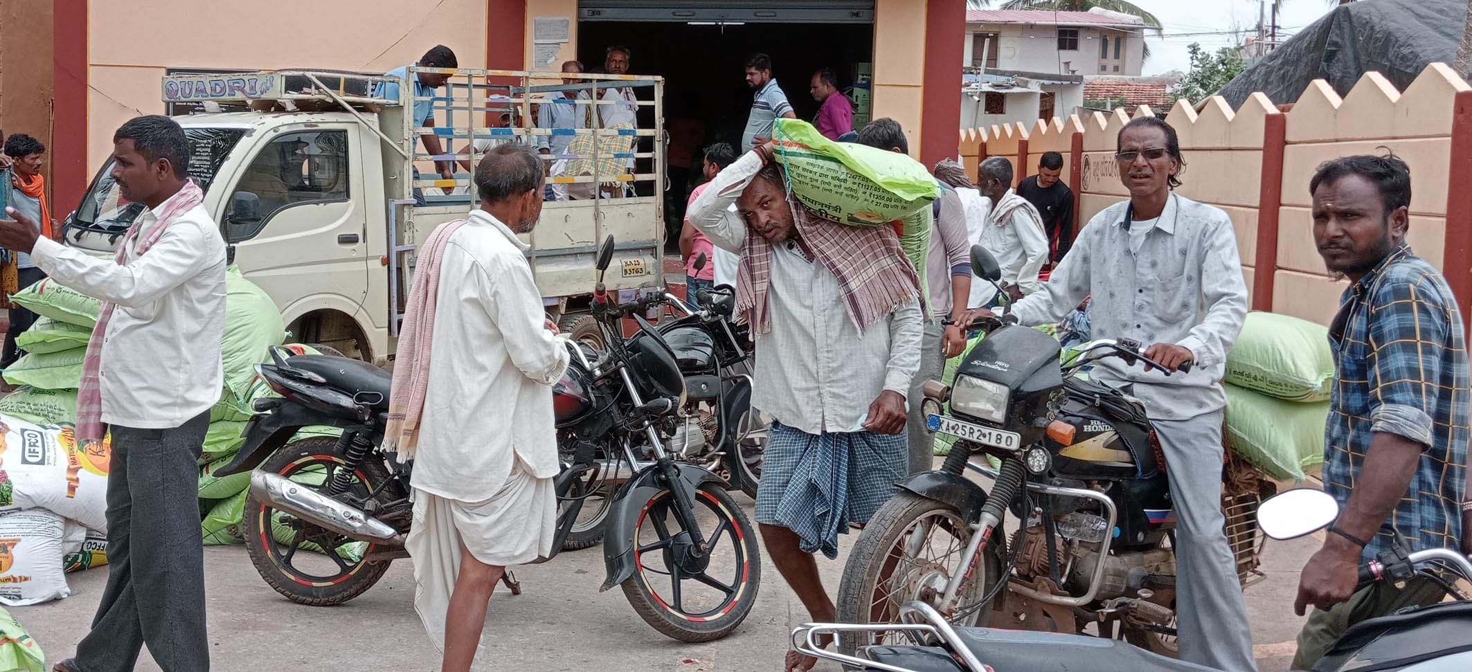 ಚಿತ್ರಾವಳಿ: ಉಪ್ಪಿನಬೆಟಗೇರಿಯ ಪ್ರಾಥಮಿಕ ಕೃಷಿ ಪತ್ತಿನ ಸಹಕಾರ ಸಂಘದ ಗೋದಾಮಿನಲ್ಲಿ ರೈತರು ಗೊಬ್ಬರ ಖರೀದಿಸಿ ಒಯ್ದರು.