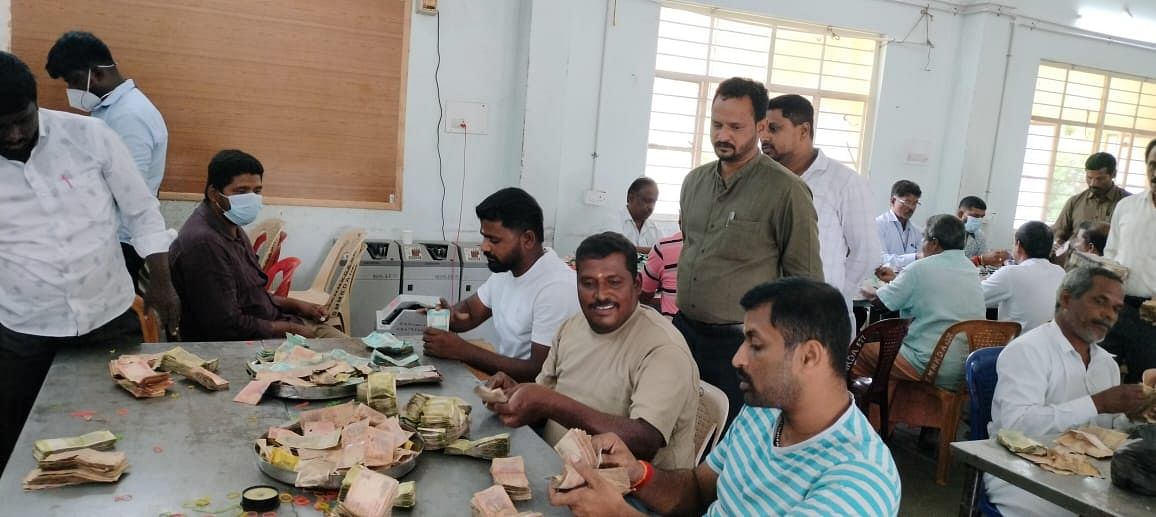 ಹುಂಡಿ ಹಣ ಎಣಿಕೆ ಮಾಡುತ್ತಿರುವ ದೇವಾಲಯದ ನೌಕರರು