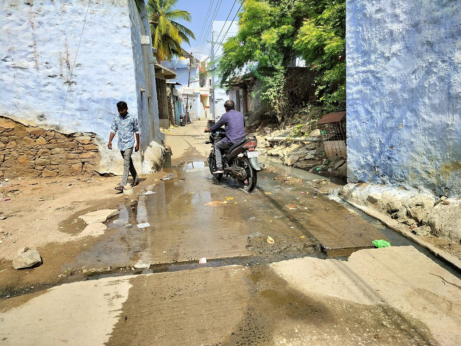 ಸುರಪುರದ ಮುಲ್ಲಾ ಮೋಹಲ್ಲಾದಲ್ಲಿ ರಸ್ತೆಯ ಮೇಲೆ ಚರಂಡಿ ನೀರು ಹರಿಯುತ್ತಿರುವುದು