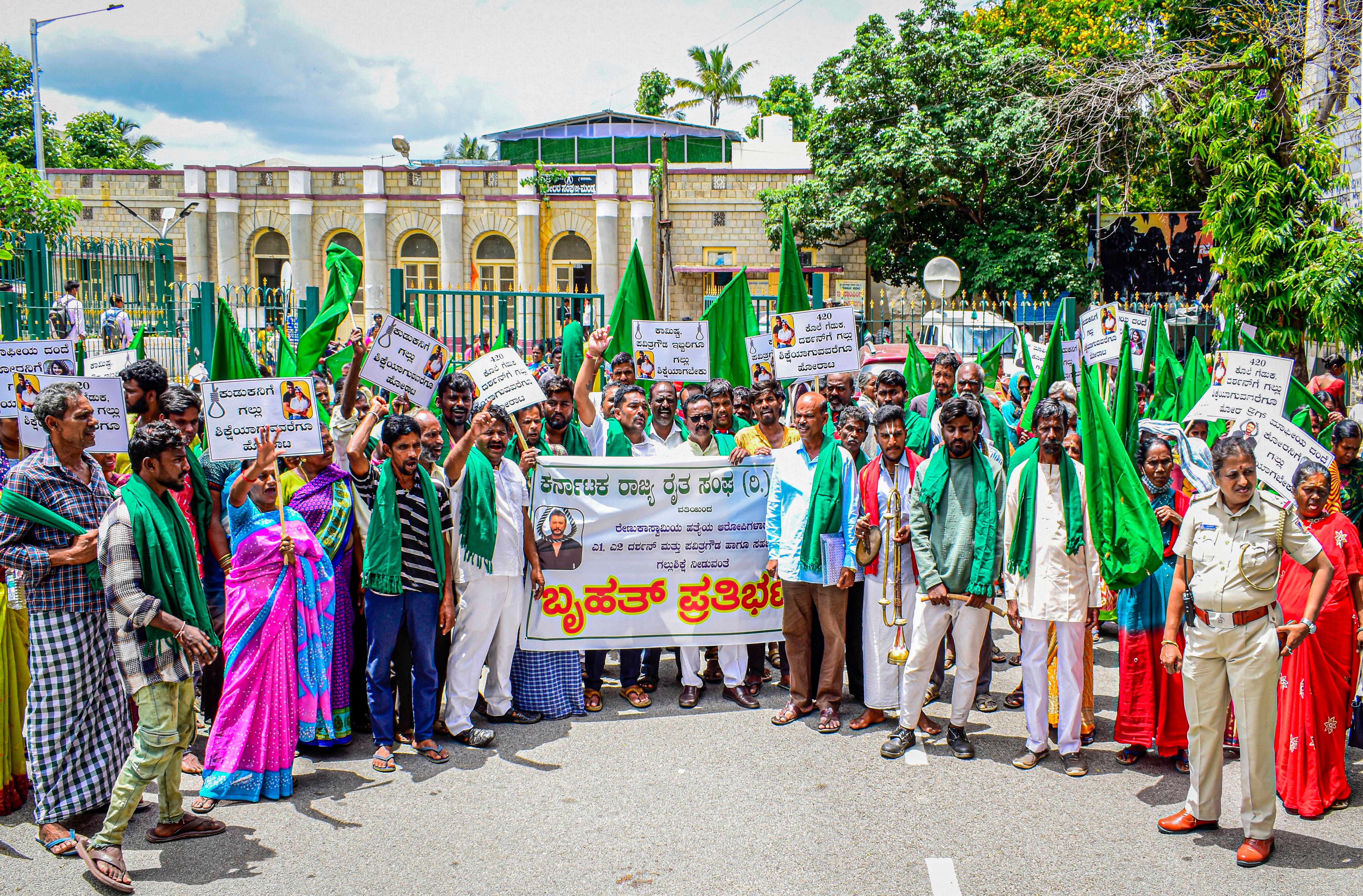 ಕನ್ನಡ ಚಿತ್ರರಂಗದಿಂದ ನಟ ದರ್ಶನ್‌ ಅವರನ್ನು ಬಹಿಷ್ಕರಿಸಬೇಕು ಎಂದು ಆಗ್ರಹಿಸಿ ರಾಜ್ಯ ರೈತ ಸಂಘದ ಕಾರ್ಯಕರ್ತರು ಮಂಡ್ಯದಲ್ಲಿ ಗುರುವಾರ ಪ್ರತಿಭಟಿಸಿದರು.