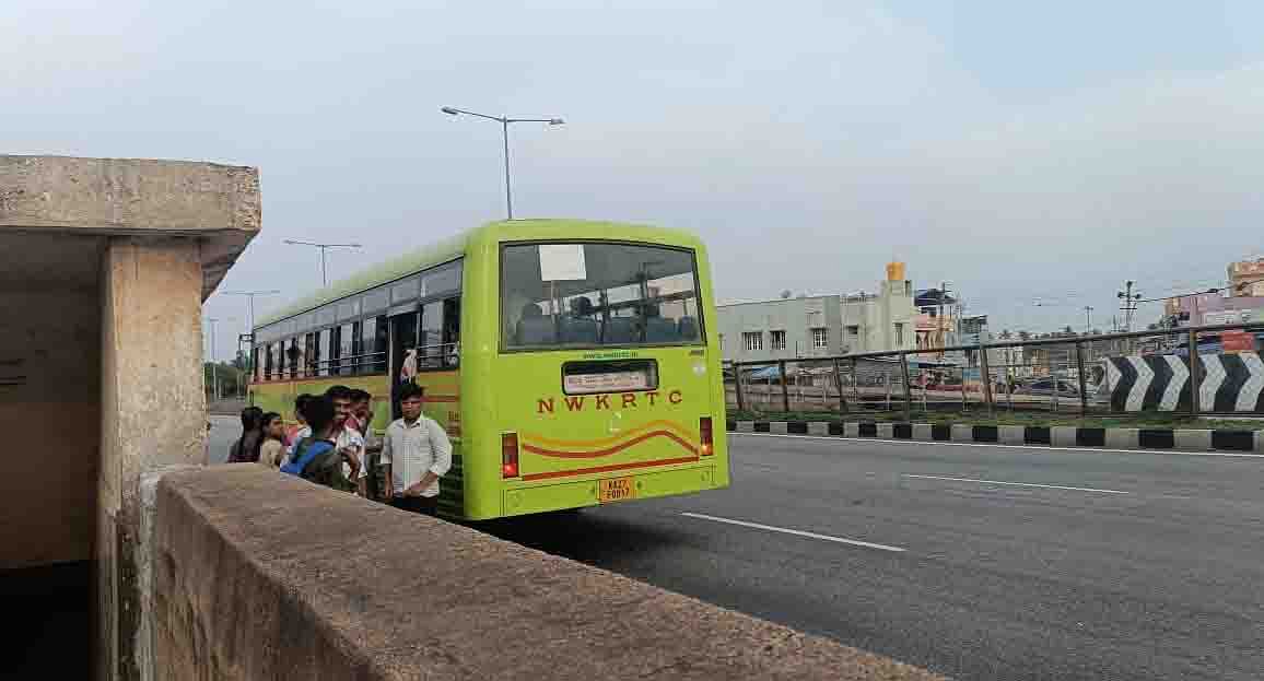 ಹಿರಿಯೂರು ತಾಲ್ಲೂಕಿನ ಜವನಗೊಂಡನಹಳ್ಳಿಯಲ್ಲಿ ಪೊಲೀಸ್ ಹಾಗೂ ಸಾರಿಗೆ ಇಲಾಖೆ ಅಧಿಕಾರಿಗಳ ಸೂಚನೆಯ ನಂತರವೂ ಸೇವಾ ರಸ್ತೆಯ ಬದಲು ಹೆದ್ದಾರಿಯಲ್ಲಿ ನಿಲುಗಡೆ ಮಾಡುತ್ತಿರುವ ರಸ್ತೆ ಸಾರಿಗೆ ಸಂಸ್ಥೆ ಬಸ್ಸುಗಳು.