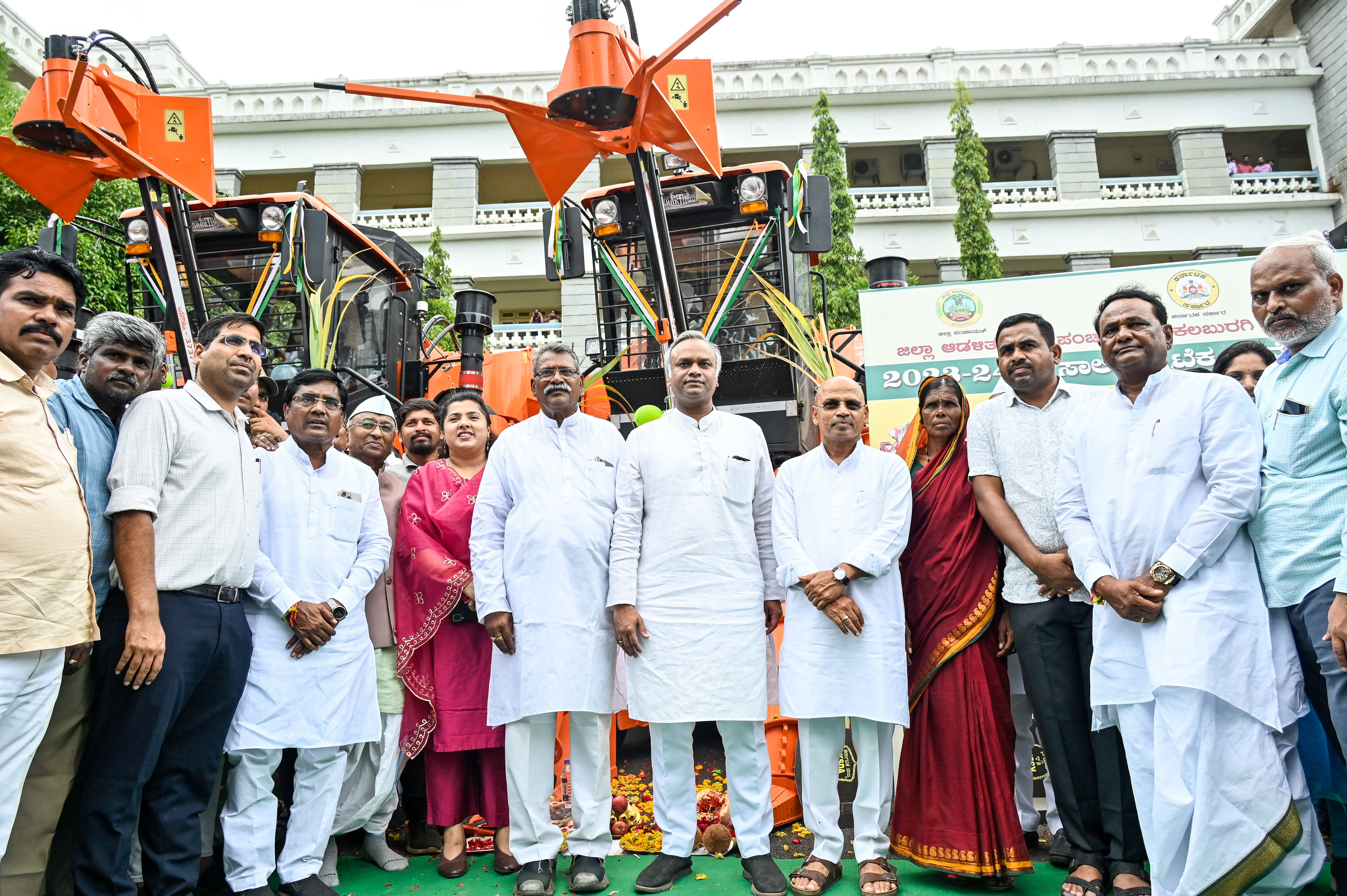 ಕೃಷಿ ಇಲಾಖೆಯ ಹೈಟೆಕ್ ಹಾರ್ವೆಸ್ಟರ್ ಹಬ್ ಯೋಜನೆಯಡಿ ಜಿಲ್ಲೆಯ ಆರು ರೈತರಿಗೆ ಕಬ್ಬು ಕಟಾವು ಯಂತ್ರಗಳನ್ನು ಶನಿವಾರ ವಿತರಿಸಲಾಯಿತು. ಜಿಲ್ಲಾ ಉಸ್ತುವಾರಿ ಸಚಿವ ಪ್ರಿಯಾಂಕ್ ಖರ್ಗೆ, ಸಚಿವ ಡಾ.ಶರಣಪ್ರಕಾಶ ಪಾಟೀಲ, ಶಾಸಕ ಎಂ.ವೈ.ಪಾಟೀಲ ಸೇರಿದಂತೆ ಹಲವರು ಪಾಲ್ಗೊಂಡಿದ್ದರು