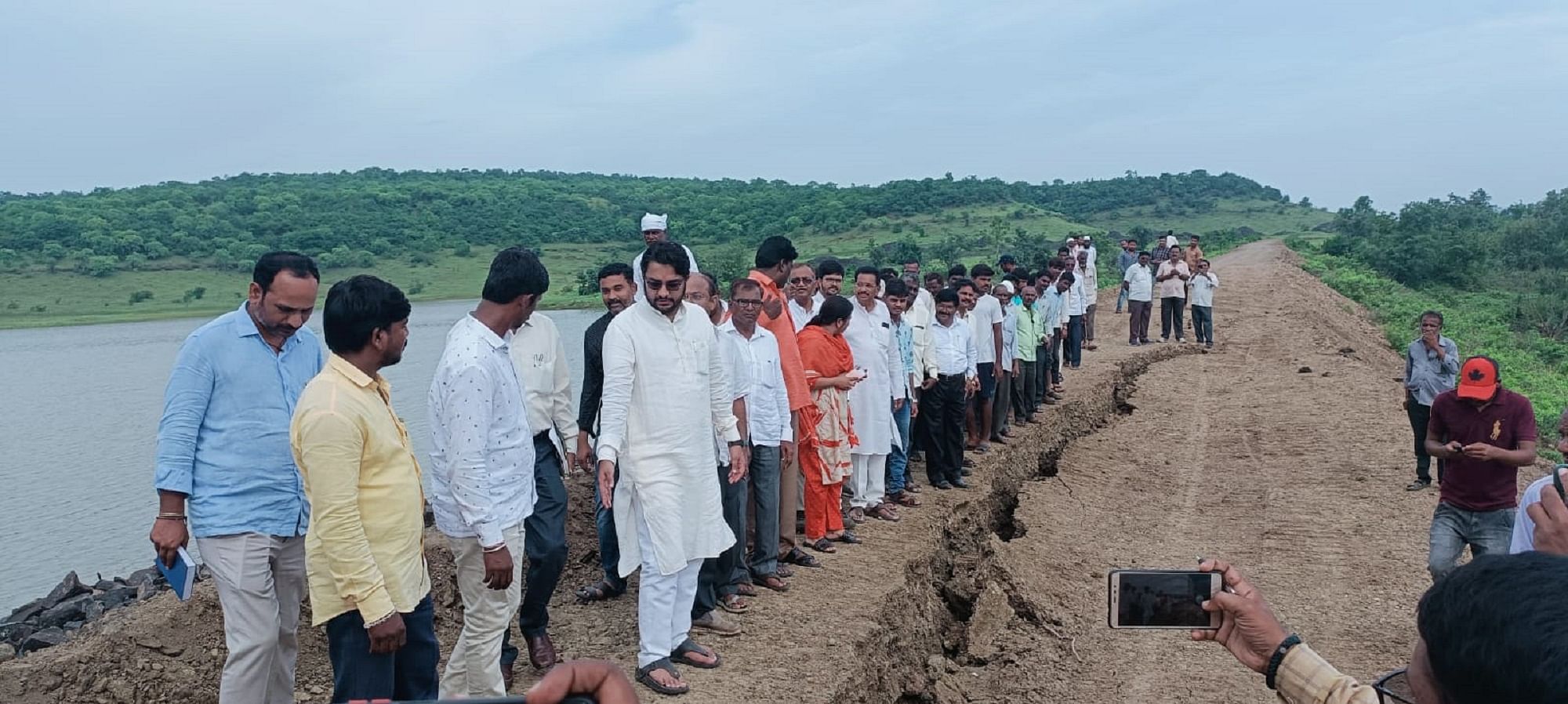 ಚಿಂಚೋಳಿ ತಾಲ್ಲೂಕಿನ ನಾಗಾಈದಲಾಯಿ ಕೆರೆಯ ಬಂಡ್ ಬಿರುಕು ಬಿಟ್ಟಿದ್ದರಿಂದ ಸ್ಥಳಕ್ಕೆ ಭೇಟಿ ನೀಡಿ ಶಾಸಕ ಡಾ. ಅವಿನಾಶ ಜಾಧವ ಅಧಿಕಾರಿಗಳಿಂದ ಮಾಹಿತಿ ಪಡೆದರು (ಸಂಗ್ರಹ ಚಿತ್ರ)