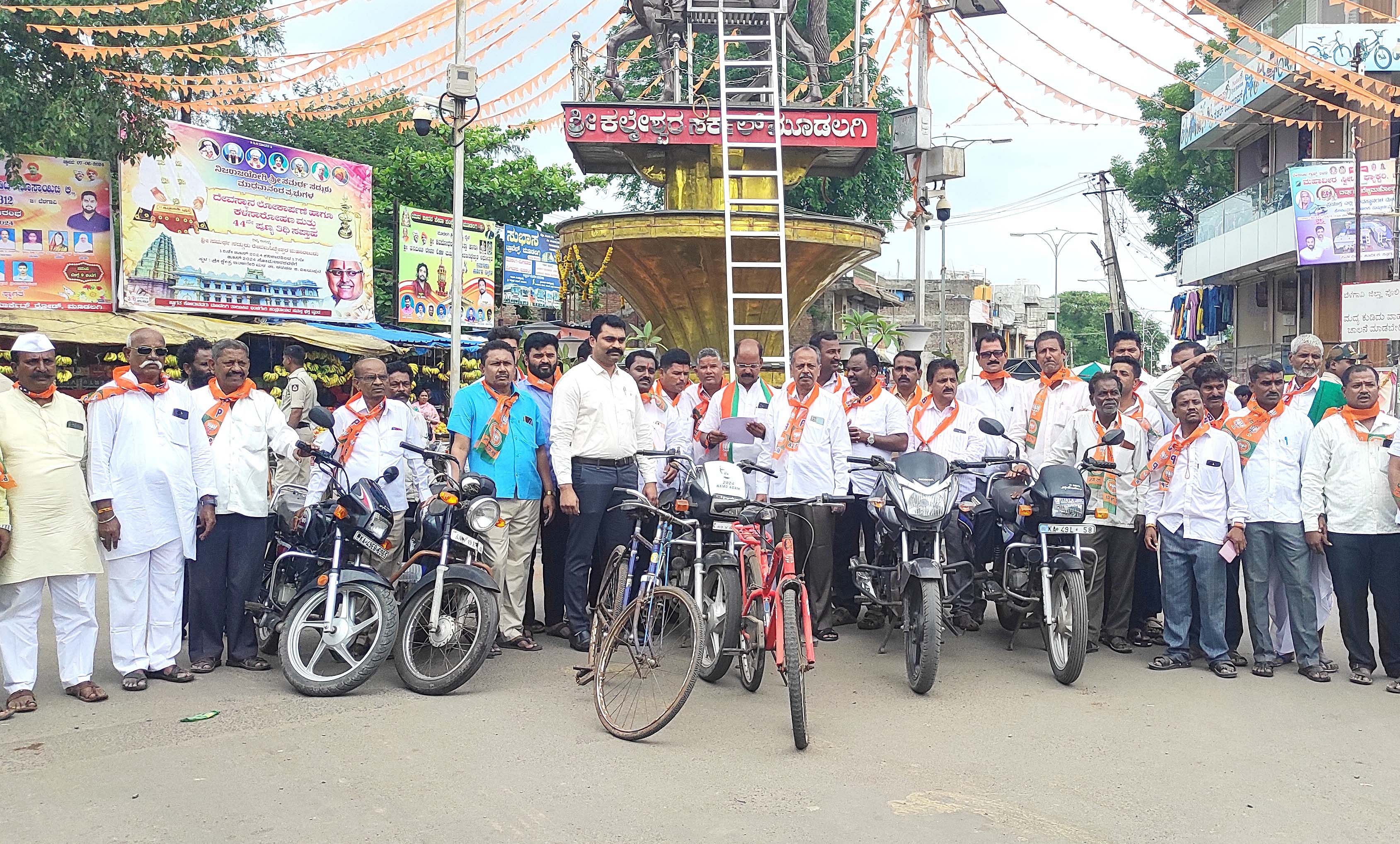 ರಾಜ್ಯದಲ್ಲಿ ತೈಲಬೆಲೆ ಏರಿಕೆ ವಿರೋಧಿಸಿ ಬಿಜೆಪಿ ಅರಭಾವಿ ಮಂಡಲ ಕಾರ್ಯಕರ್ತರು ಮೂಡಲಗಿಯ ಕಲ್ಮೇಶ್ವರ ವೃತ್ತದಲ್ಲಿ ಪ್ರತಿಭಟನೆ ನಡೆಸಿ ತಹಶೀಲ್ದಾರ್ ಮಹಾದೇವ ಸಣ್ಣಮುರಿ ಅವರಿಗೆ ಮನವಿ ನೀಡಿದರು 