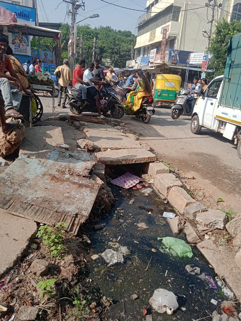 ಸೊಲ್ಲಾಪುರದಮ್ಮ ರಸ್ತೆಯ ಬೆಂಗಳೂರು ಜಲಮಂಡಳಿ ಕಚೇರಿ ಎದುರು ಚರಂಡಿಯಲ್ಲಿ ಕಲುಷಿತ ನೀರು ಶೇಖರಣೆಯಾಗಿದೆ