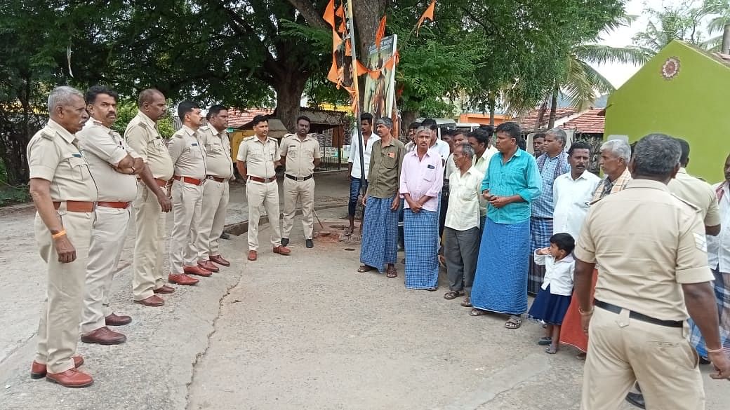 ತಮಿಳುನಾಡಿನಲ್ಲಿ ಸಂಭವಿಸಿರುವ ಕಳ್ಳಭಟ್ಟಿ ದುರಂತ ಹಿನ್ನೆಲೆಯಲ್ಲಿ ಚಾಮರಾಜನಗರ ತಾಲ್ಲೂಕಿನ ಮೂಕನಪಾಳ್ಯ ಗ್ರಾಮಕ್ಕೆ ಭೇಟಿನೀಡಿದ ಅಬಕಾರಿ ಹಾಗೂ ಪೊಲೀಸ್ ಇಲಾಖೆ ಅಧಿಕಾರಿಗಳು ಹಿಂದೆ ಕಳ್ಳಭಟ್ಟಿ ತಯಾರಿಕೆ ಮಾಡಲಾಗುತ್ತಿದ್ದ ಸ್ಥಳಗಳಿಗೆ ಭೇಟಿನೀಡಿ ಪರಿಶಿಲಿಸಿದರು.