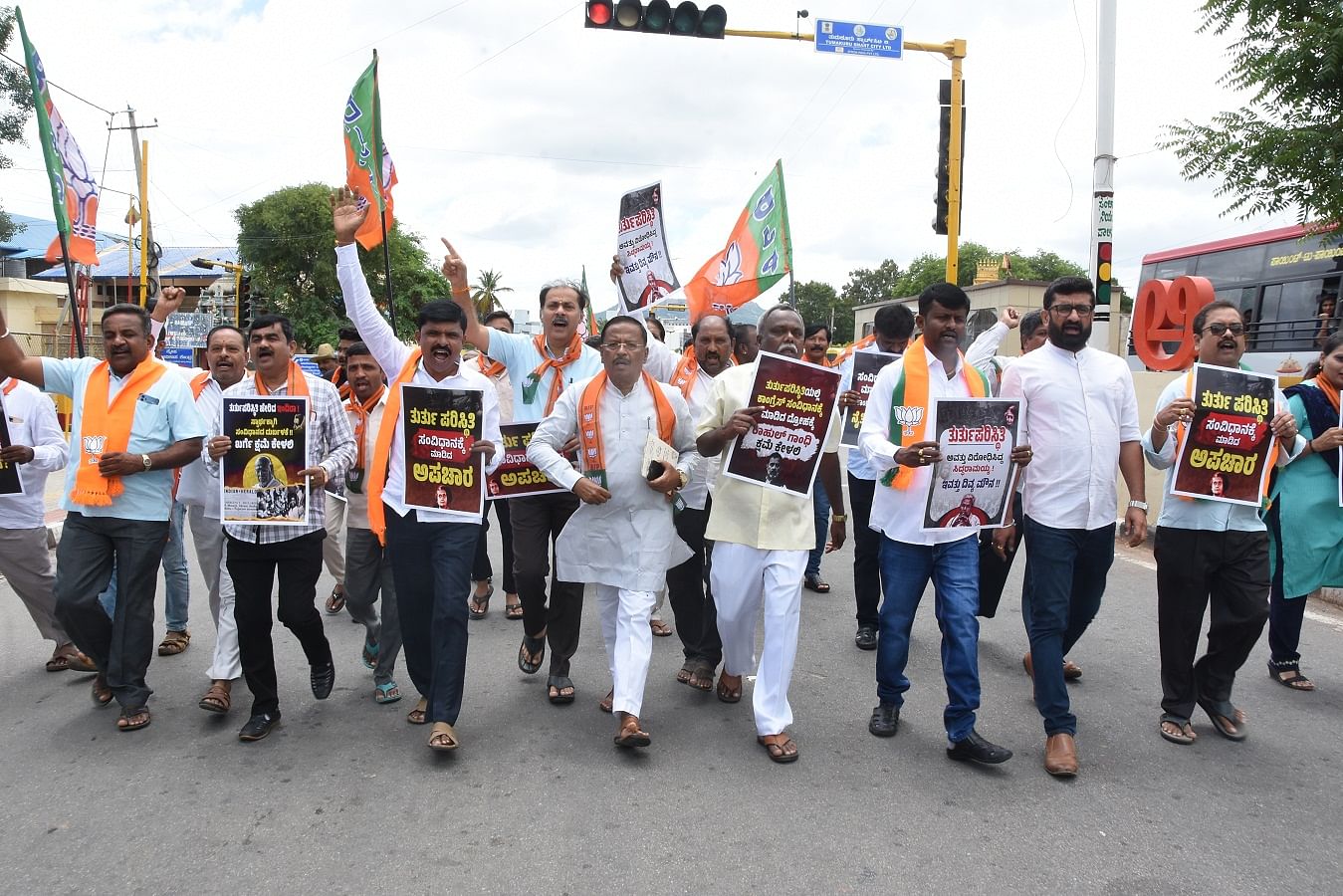 ತುಮಕೂರಿನಲ್ಲಿ ಸೋಮವಾರ ತುರ್ತು ಪರಿಸ್ಥಿತಿ ಜಾರಿಗೊಳಿಸಿದ್ದನ್ನು ಖಂಡಿಸಿ ಬಿಜೆಪಿ ಮುಖಂಡರು ಪ್ರತಿಭಟನೆ ನಡೆಸಿದರು. ಬಿಜೆಪಿ ಜಿಲ್ಲಾ ಘಟಕದ ಉಪಾಧ್ಯಕ್ಷ ವೈ.ಎಚ್.ಹುಚ್ಚಯ್ಯ, ಮುಖಂಡರಾದ ಎಚ್.ಎನ್.ಚಂದ್ರಶೇಖರ್, ಸಿ.ಎನ್.ರಮೇಶ್, ಮಲ್ಲಿಕಾರ್ಜುನ್, ಪುಟ್ಟರಾಜು, ಬೆಳ್ಳಿ ಲೋಕೇಶ್ ಇತರರು ಪಾಲ್ಗೊಂಡಿದ್ದರು