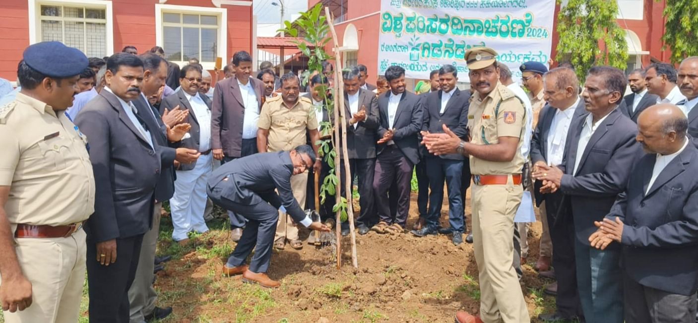 ಶಿಕಾರಿಪುರ ಜೆಎಂಎಫ್ ನ್ಯಾಯಾಲಯದ ಅವರಣದಲ್ಲಿ ಈಚೆಗೆ ನಡೆದ ವಿಶ್ವ ಪರಿಸರ ದಿನಾಚರಣೆ ಕಾರ್ಯಕ್ರಮಕ್ಕೆ ನ್ಯಾಯಧೀಶರಾದ ಆರ್. ಯಶವಂತಕುಮಾರ್ ಗಿಡ ನೆಡುವ ಮೂಲಕ ಚಾಲನೆ ನೀಡಿದರು 