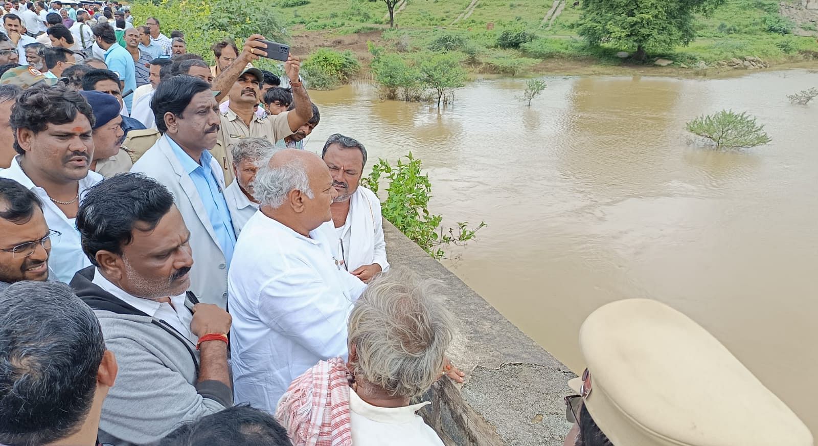 ಹಾವೇರಿ ಜಿಲ್ಲೆಯಲ್ಲಿ ನಿರಂತರ ಮಳೆಯಿಂದಾಗಿ ಹಾನಿಯಾದ ಸ್ಥಳಗಳಿಗೆ ಜಿಲ್ಲಾ ಉಸ್ತುವಾರಿ ಸಚಿವ ಶಿವಾನಂದ ಪಾಟೀಲ ಅವರು ಬುಧವಾರ ಭೇಟಿ ನೀಡಿ ಪರಿಶೀಲಿಸಿದರು