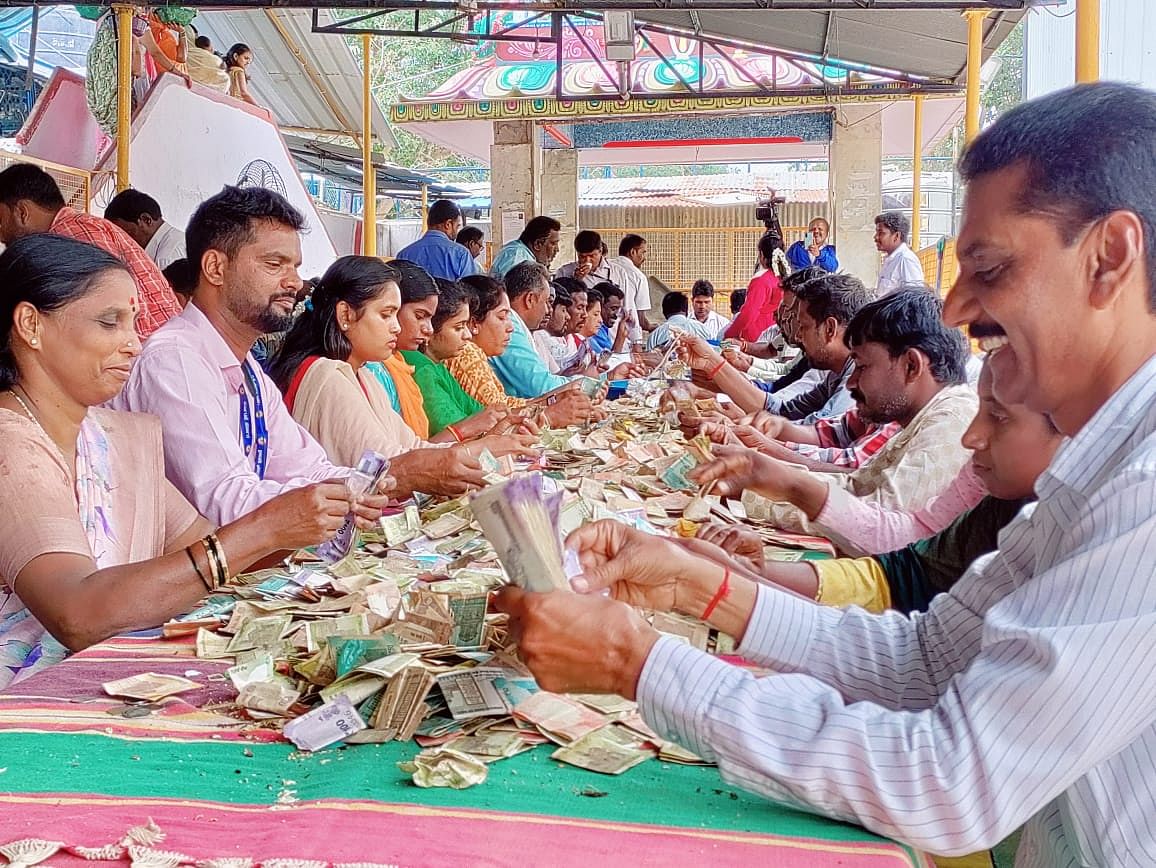 ಮಾಲೂರಿನ ಚಿಕ್ಕ ತಿರುಪತಿಯ ಪ್ರಸನ್ನ ವೆಂಕಟರಮಣ ಸ್ವಾಮಿ ದೇಗುಲದಲ್ಲಿ ಮಂಗಳವಾರ ಹುಂಡಿ ಎಣಿಕೆ ಕಾರ್ಯ ನಡೆಯಿತು