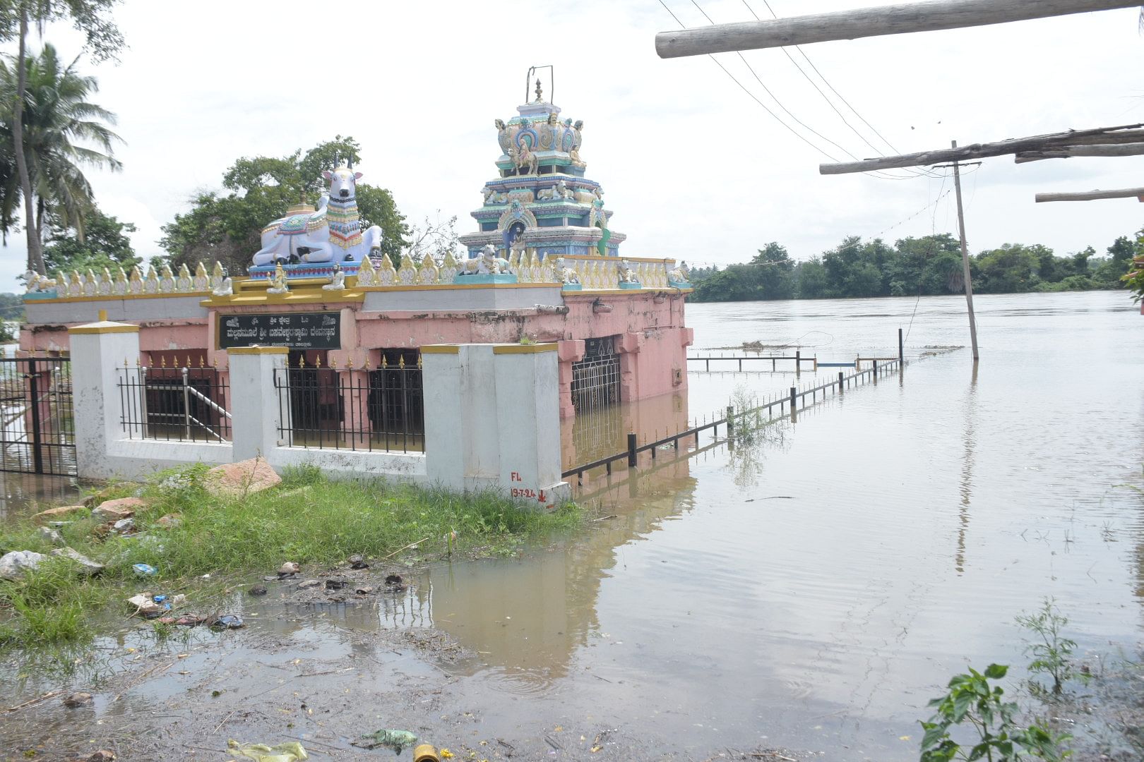 ಮೈಸೂರು–ನಂಜನಗೂಡು ಹೆದ್ದಾರಿಯಲ್ಲಿನ ಮಲ್ಲನಮೂಲೆ ಬಸವೇಶ್ವರ ಸ್ವಾಮಿ ದೇಗುಲವನ್ನು ಆವರಿಸಿದ ಕಪಿಲಾ ನದಿ ಪ್ರವಾಹ