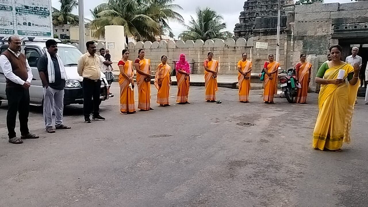 ಅಣ್ಣಿಗೇರಿಯ ಅಮೃತೇಶ್ವರ ದೇವಸ್ಥಾನ ಬಯಲಿನಲ್ಲಿ ಮಹಿಳಾ ಮತ್ತು ಮಕ್ಕಳ ಅಭಿವೃದ್ಧಿ ಇಲಾಖೆ ವತಿಯಿಂದ ಮಾನವ ಕಳ್ಳ ಸಾಗಾಣಿಕೆ ತಡೆಗಟ್ಟುವ ದಿನದ ಕುರಿತು ಜಾಗೃತಿ ಮೂಡಿಸಲಾಯಿತು