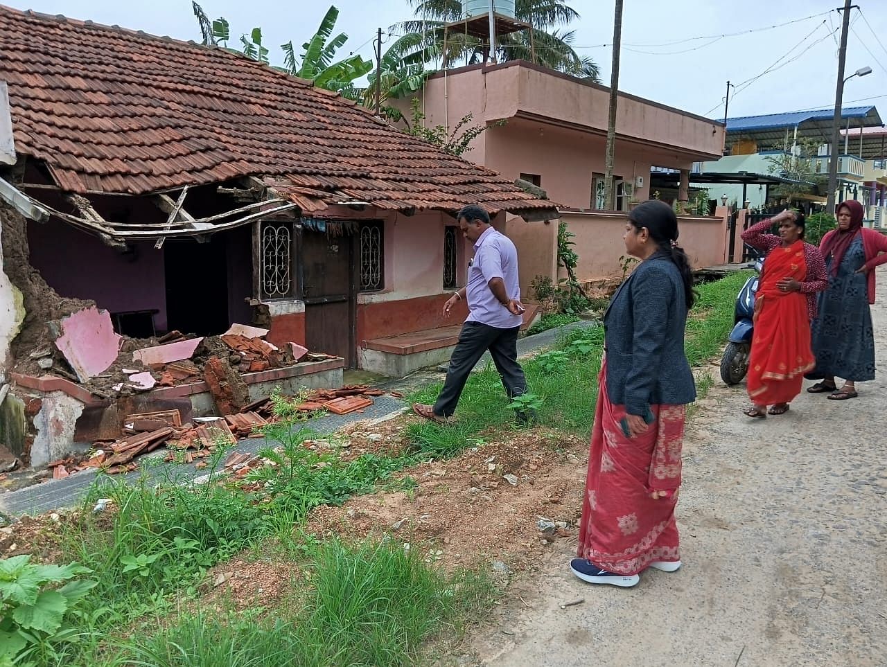 ಹಾಸನ ಮನೆ ಹಾನಿ ಆಗಿರುವ ಪ್ರದೇಶಗಳಿಗೆ ನ್ಯಾಯಾಧೀಶೆ ದಾಕ್ಷಾಯಿಣಿ ಜಿ.ಕೆ. ಭೇಟಿ ನೀಡಿದರು.