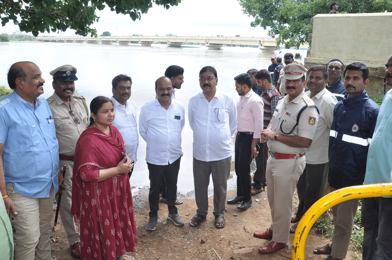 ಕೊಳ್ಳೇಗಾಲ ತಾಲ್ಲೂಕಿನ ದಾಸನಪುರದ ಕಾವೇರಿ ನದಿಯ ತೀರಕ್ಕೆ ಶಾಸಕ ಎ.ಆರ್.ಕೃಷ್ಣಮೂರ್ತಿ ಹಾಗೂ ಅಧಿಕಾರಿಗಳು ಭೇಟಿ ನೀಡಿ ವೀಕ್ಷಣೆ ಮಾಡಿದರು.