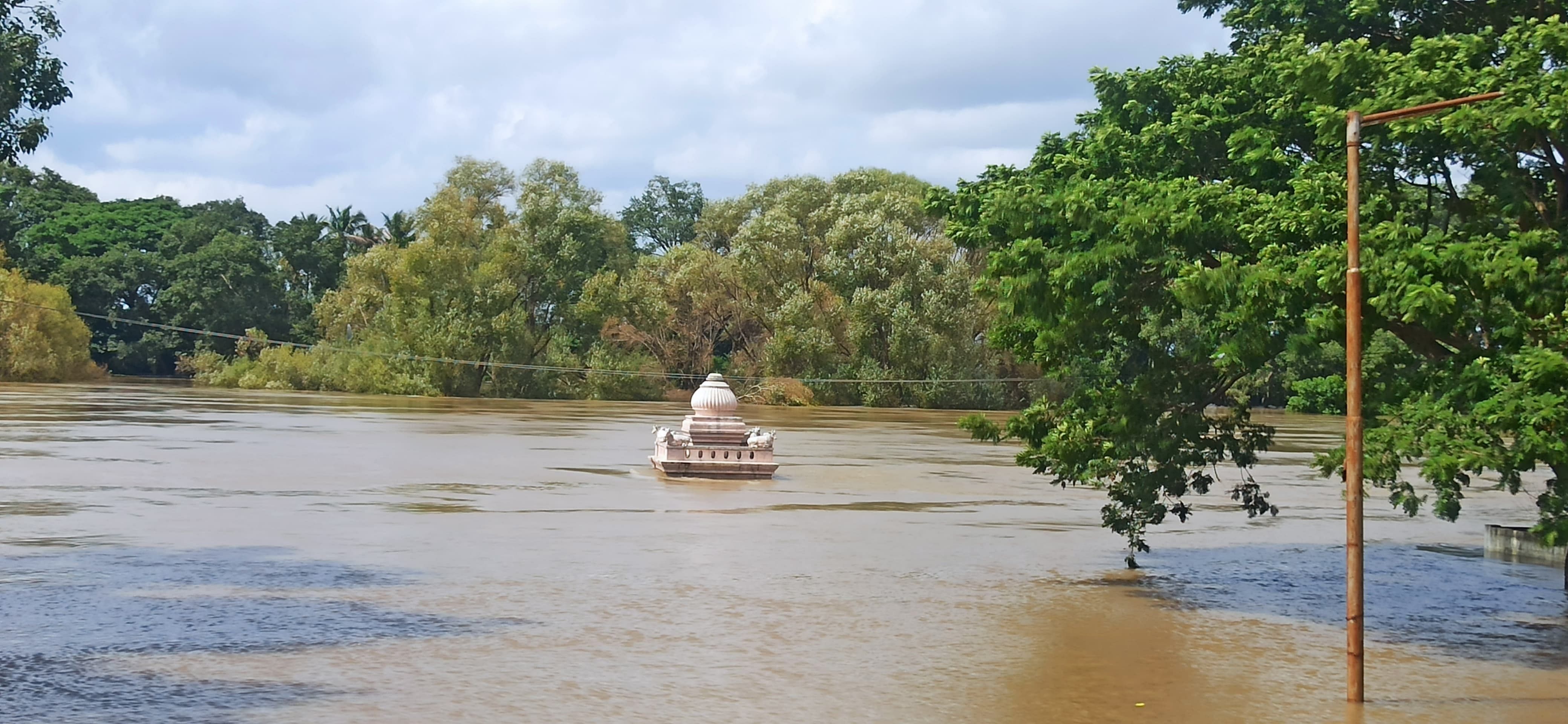 ನಂಜನಗೂಡಿನ ಹದಿನಾರು ಕಾಲು ಮಂಟಪ ಸಂಪೂರ್ಣ ಮುಳುಗಡೆಯಾಗುತ್ತಿದ್ದು, ಮೇಲಿನ ಮಂಟಪ ಕಾಣುತ್ತಿದೆ.