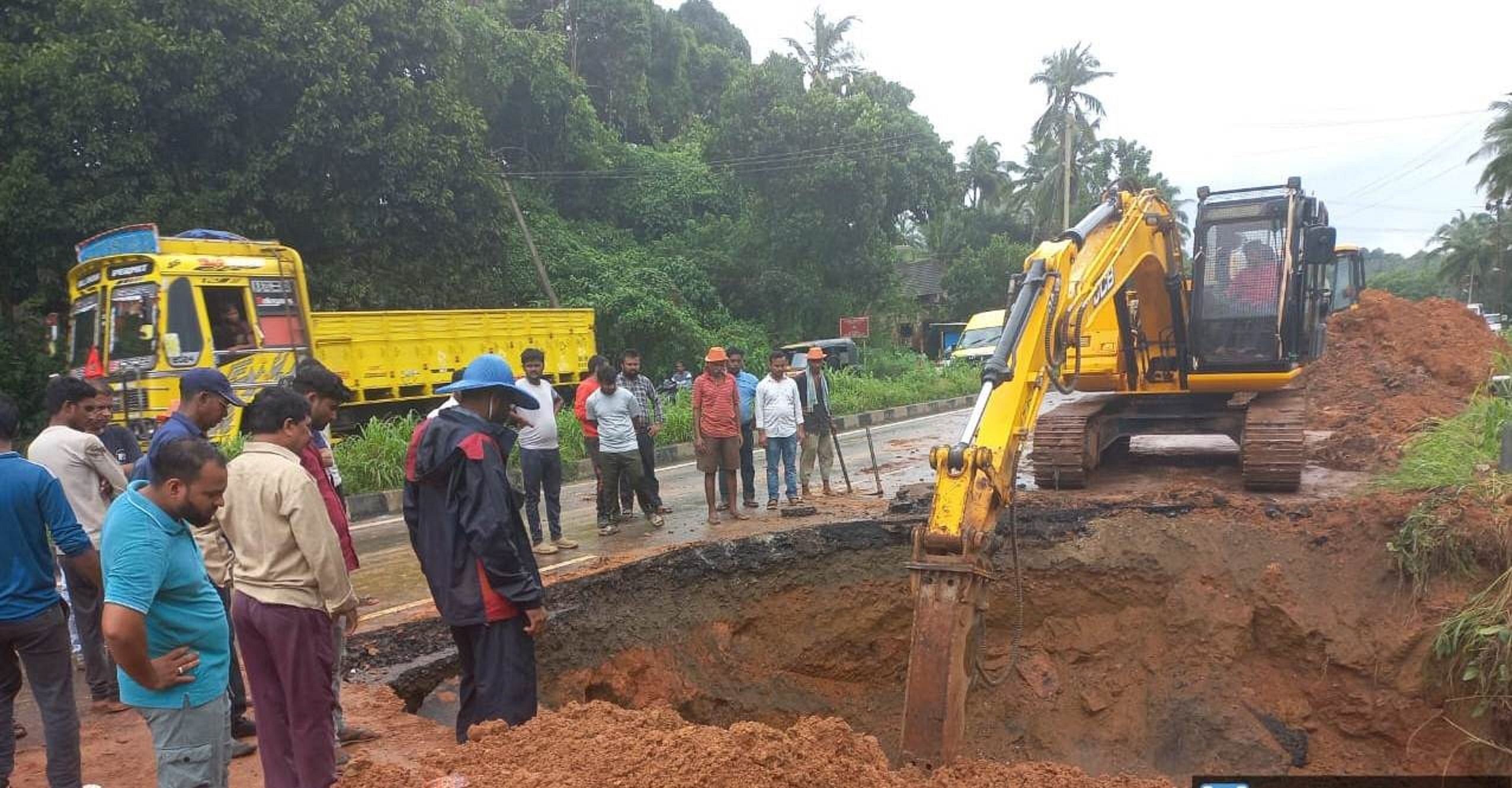 ಬಂಟ್ವಾಳ ಸಮೀಪದ ತುಂಬೆಯಲ್ಲಿ ಕುಡಿಯುವ ನೀರು ಪೂರೈಕೆ ಕೊಳವೆಯನ್ನು ದುರಸ್ತಿಪಡಿಸಲು ಬುಧವಾರ ಮಣ್ಣನ್ನು ಅಗೆದು ತೆಗೆಯಲಾಯಿತು