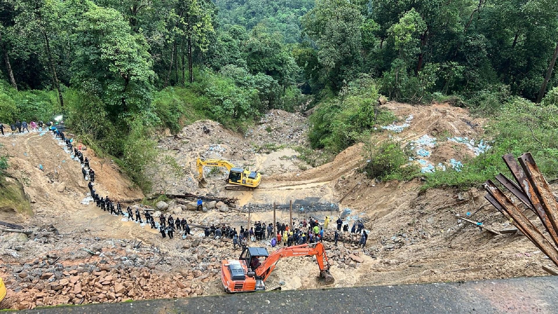 ಸಕಲೇಶಪುರ ತಾಲ್ಲೂಕಿನ ಯಡಕುಮೇರಿ–ಕಡಗರವಳ್ಳಿ ನಡುವಿನ ಭೂಕುಸಿತದ ಸ್ಥಳದಲ್ಲಿ ಕಾರ್ಮಿಕರಿಂದ ದುರಸ್ತಿ ಕಾರ್ಯ ನಡೆದಿದೆ.