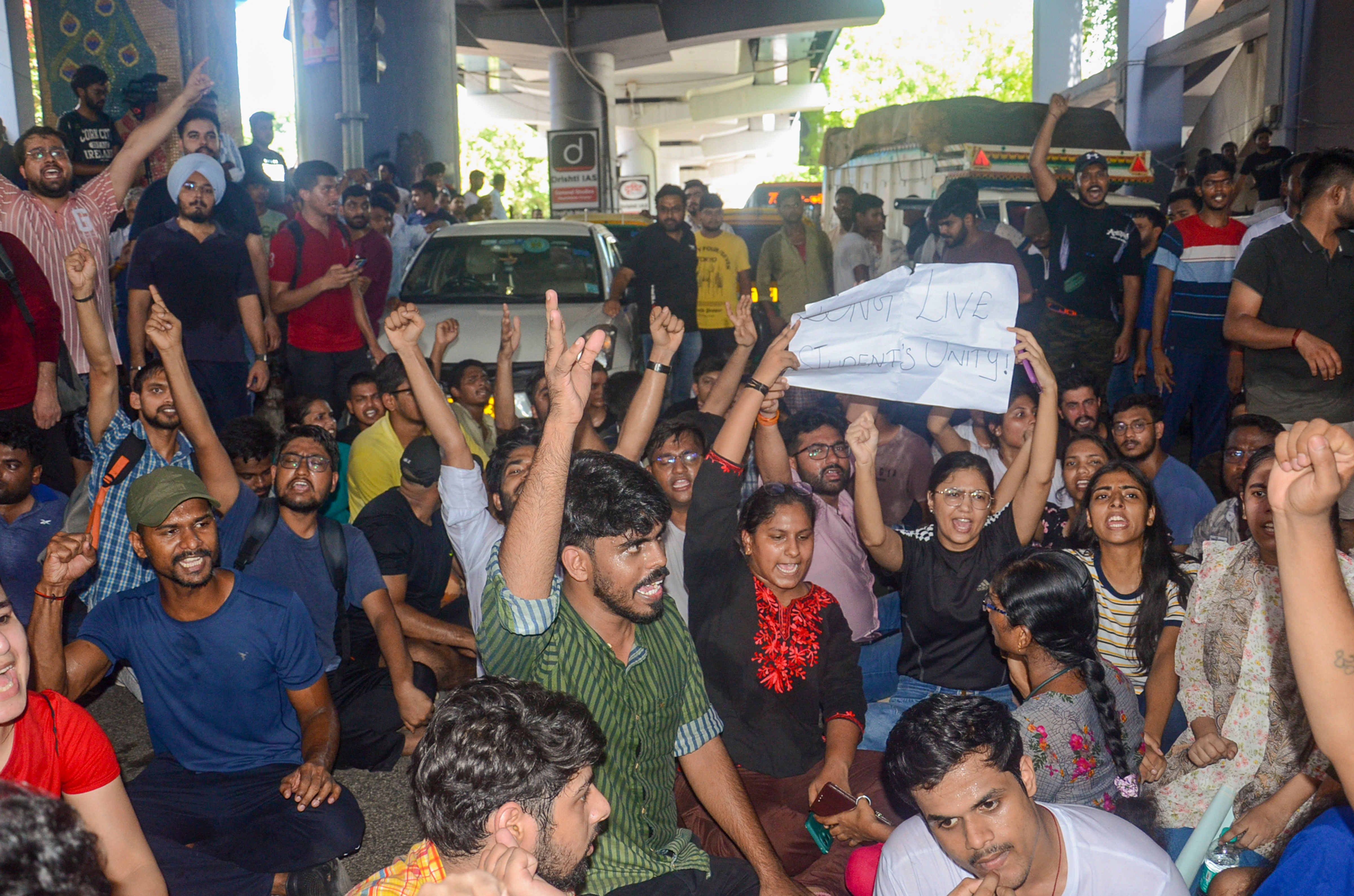 ದೆಹಲಿಯ ಕರೋಲ್‌ ಬಾಗ್ ಮೆಟ್ರೊ ನಿಲ್ದಾಣದ ಬಳಿ ವಿದ್ಯಾರ್ಥಿಗಳು ಭಾನುವಾರ ಪ್ರತಿಭಟನೆ ನಡೆಸಿದರು –ಪಿಟಿಐ ಚಿತ್ರ