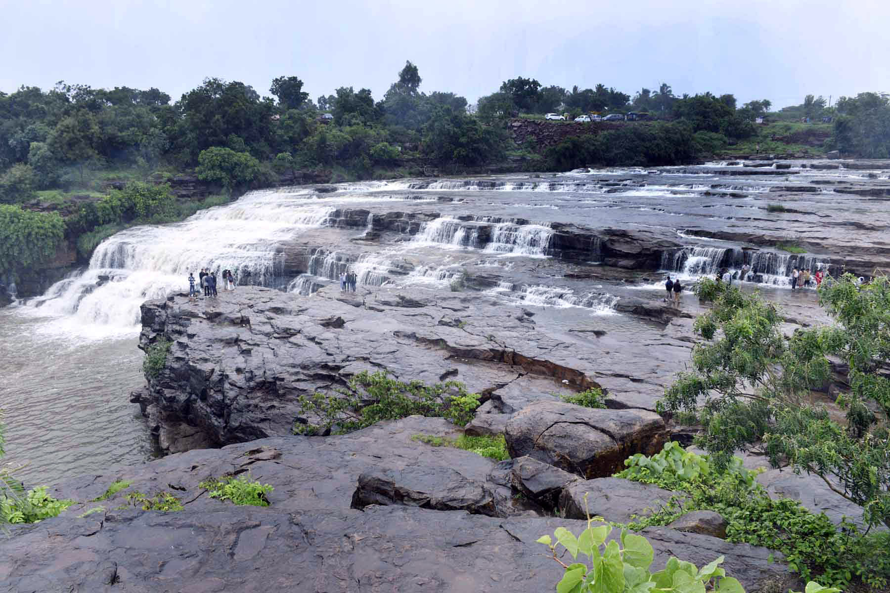 ಗೋಕಾಕ ತಾಲ್ಲೂಕಿನ ಗೊಡಚಿನಮಲ್ಕಿ ಬಳಿ ಮಾರ್ಕಂಡೇಯ ನದಿ ಸೃಷ್ಟಿಸಿದ ಜಲಪಾತದ ವಿಹಂಗ ನೋಟ