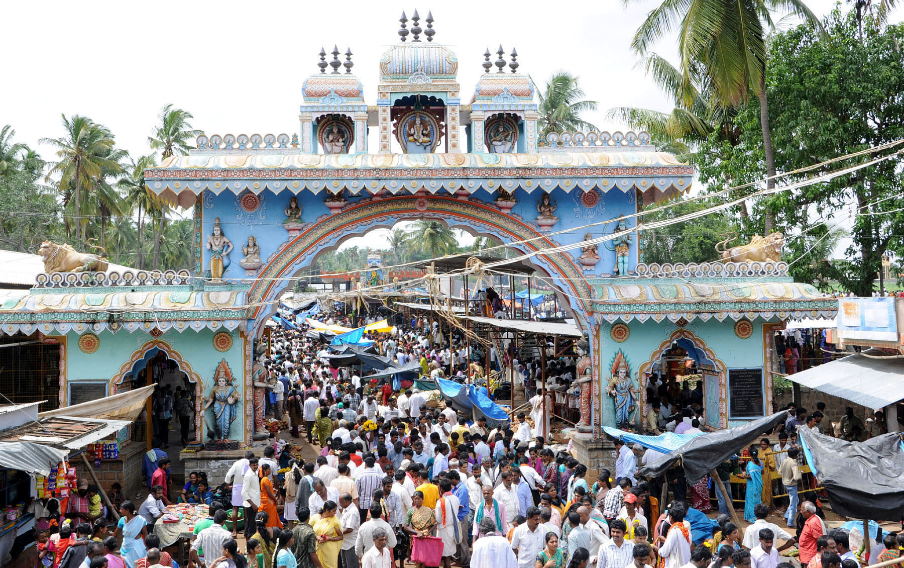 ಮಣ್ಣೆತ್ತಿನ ಅಮಾವಾಸ್ಯೆ ನಿಮಿತ್ತ ಶ್ರೀರಂಗಪಟ್ಟಣ ತಾಲ್ಲೂಕಿನ ಆರತಿ ಉಕ್ಕಡದ ಅಹಲ್ಯಾದೇವಿ ಮಾರಮ್ಮ ದೇವಾಲಯಕ್ಕೆ ಶುಕ್ರವಾರ ಹೆಚ್ಚಿನ ಭಕ್ತರು ಭೇಟಿ ನೀಡಿದ್ದರು