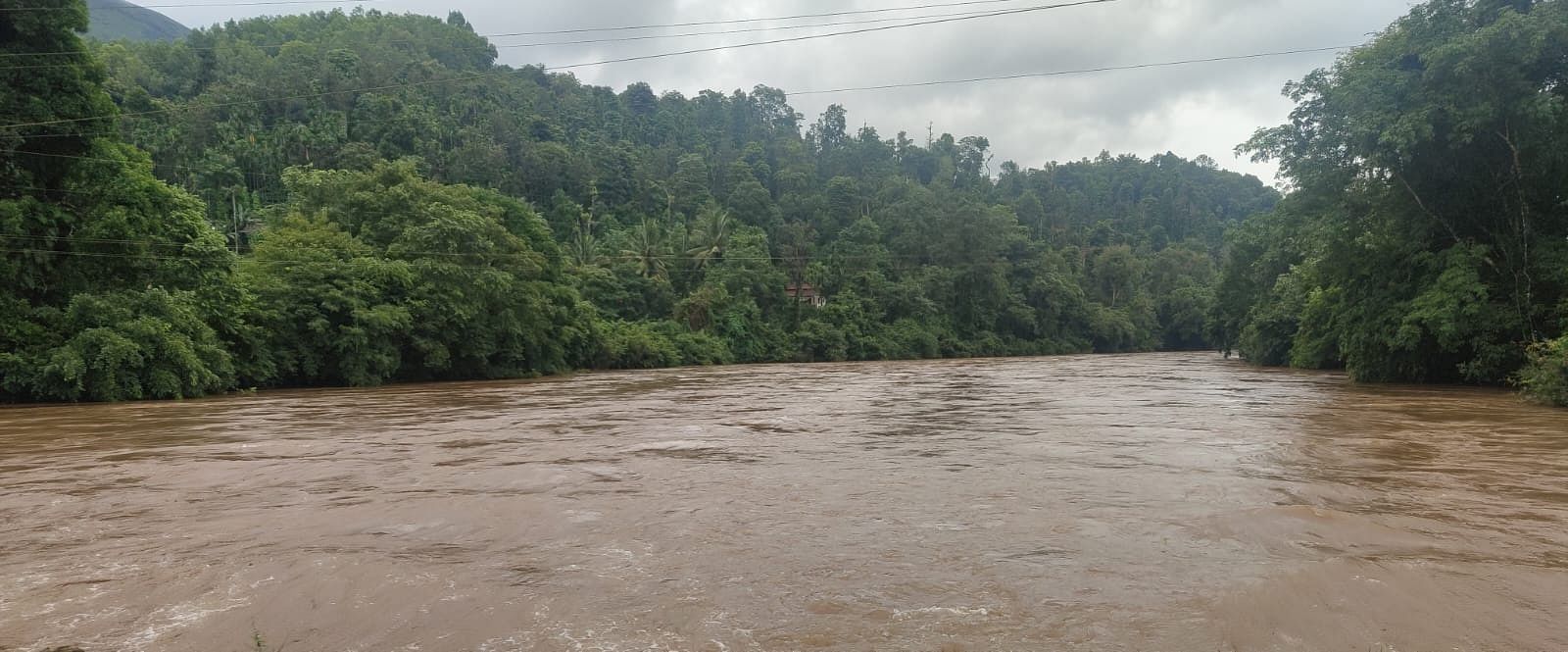 ಕಳಸ ಬಳಿ ಭದ್ರಾ ನದಿ ಮೈದುಂಬಿ ಹರಿಯುತ್ತಿರುವುದು