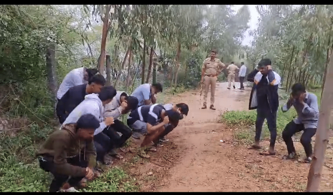 ಕೊಳ್ಳೇಗಾಲ ತಾಲ್ಲೂಕಿನ ಭರಚುಕ್ಕಿ ಜಲಪಾತದ ತುದಿಗೆ ತೆರಳಿ ಸೆಲ್ಫಿ ಕ್ಲಿಕ್ಕಿಸಿಕೊಳ್ಳಲು ಹೋಗಿದ್ದವರಿಂದ ಗ್ರಾಮಾಂತರ ಪೊಲೀಸ್ ಠಾಣೆಯ ಪಿಎಸ್ಐ ಗಣೇಶ್ ಬಸ್ಕಿ ಹೊಡೆಸಿದರು.