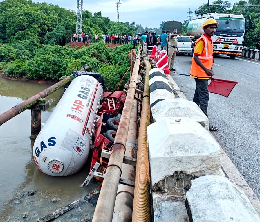 ೧೦ಕೆಎAಟಿ೩ಇಪಿ: ಕುಮಟಾ ಪಟ್ಟಣದ ಹೊನಮಾಂವದ ರಾಷ್ಟಿçÃಯ ಹೆದ್ದಾರಿ ಪಕ್ಕದ ದೇವಗುಂಡಿ ಹೊಳೆಗೆ ಬಿದ್ದ ಖಾಲಿ ಗ್ಯಾಸ್ ಟ್ಯಾಂಕರ್ ಹೊತ್ತ ಲಾರಿ.