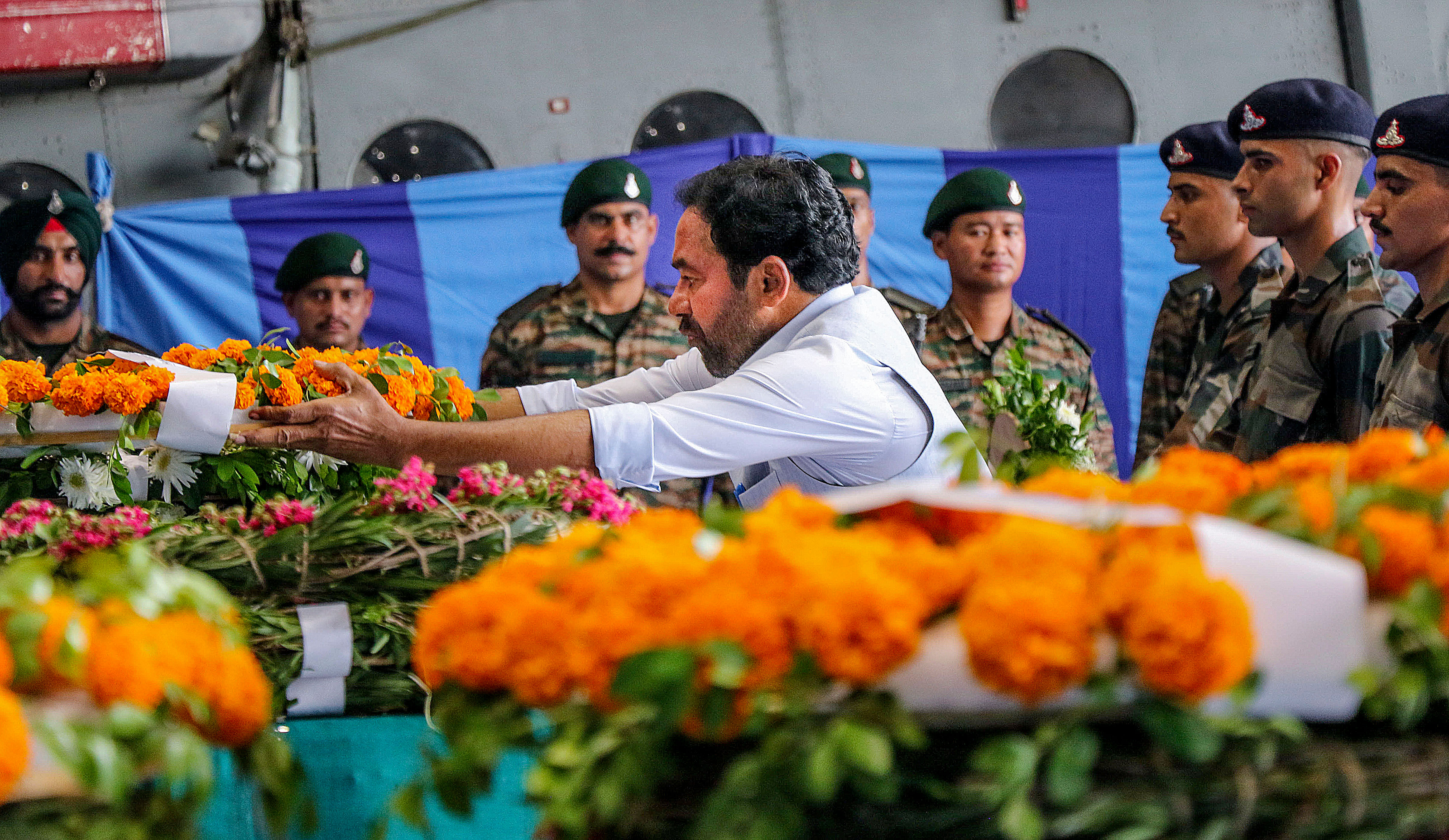 ಕೇಂದ್ರ ಸಚಿವ ಜಿ.ಕೆ.ರೆಡ್ಡಿ ಅವರು ಹುತಾತ್ಮ ಯೋಧರಿಗೆ ಮಂಗಳವಾರ ಗೌರವ ಸಲ್ಲಿಸಿದರು –ಪಿಟಿಐ ಚಿತ್ರ 