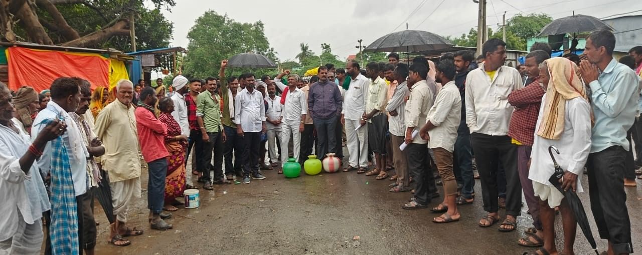 ಕಾಳಗಿ ತಾಲ್ಲೂಕಿನ ರಟಕಲ್ ಗ್ರಾಮದಲ್ಲಿ ಕುಡಿಯುವ ನೀರಿನ ಸಮಸ್ಯೆ ಸೇರಿದಂತೆ ಹಲವು ಬೇಡಿಕೆಗಳ ಈಡೇರಿಕೆಗೆ ಆಗ್ರಹಿಸಿ ಮಂಗಳವಾರ ರಾಜ್ಯಹೆದ್ದಾರಿ ತಡೆದು ಪ್ರತಿಭಟಿಸಲಾಯಿತು